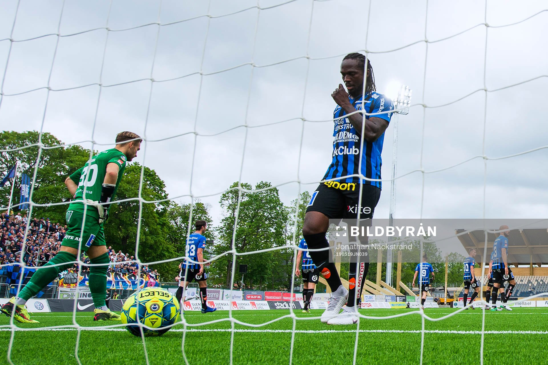 Sirius Kebba Ceesay och målvakt John Alvbåge deppar
