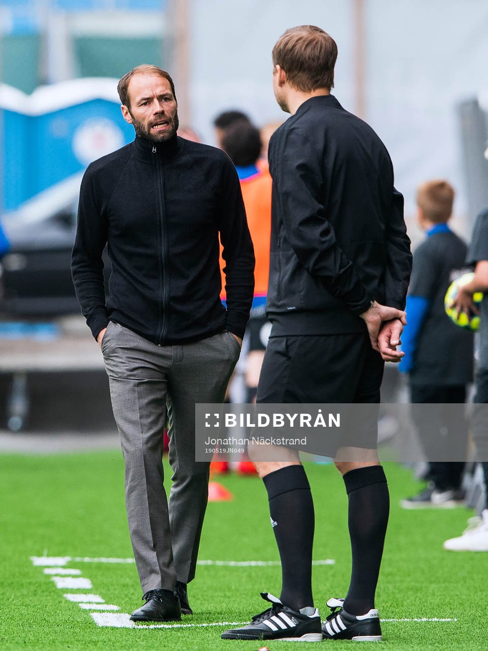 Häckens tränare Andreas Alm i diskussion med