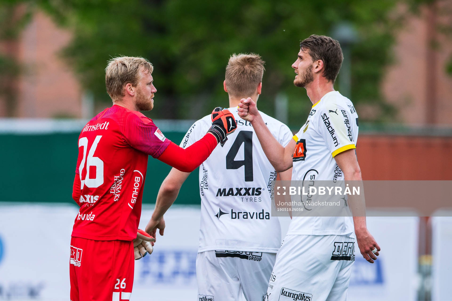 Häckens målvakt Peter Abrahamsson jublar med Johan Hammar