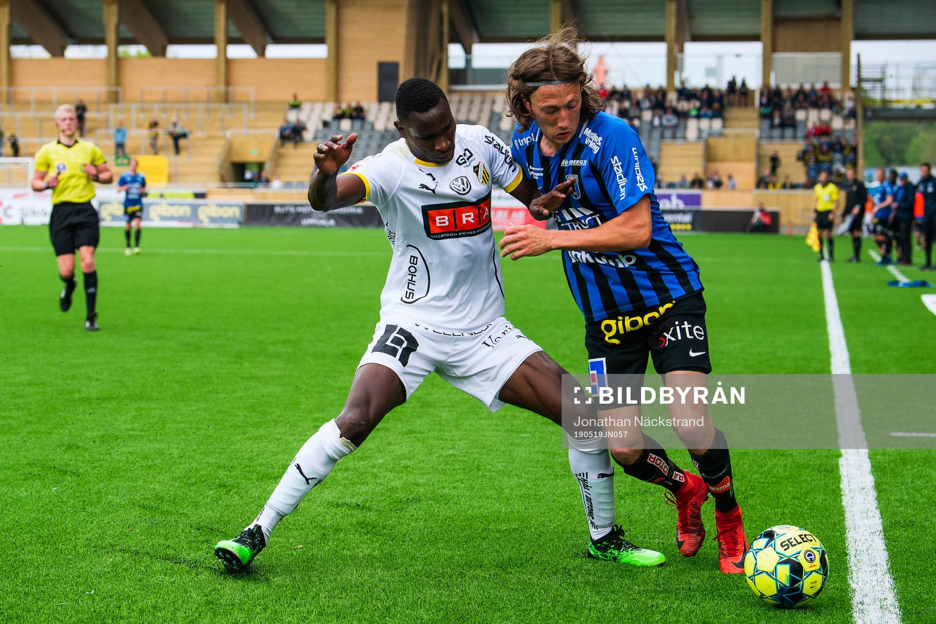 Häckens Godswill Ekpolo i en duell med Sirius Axel