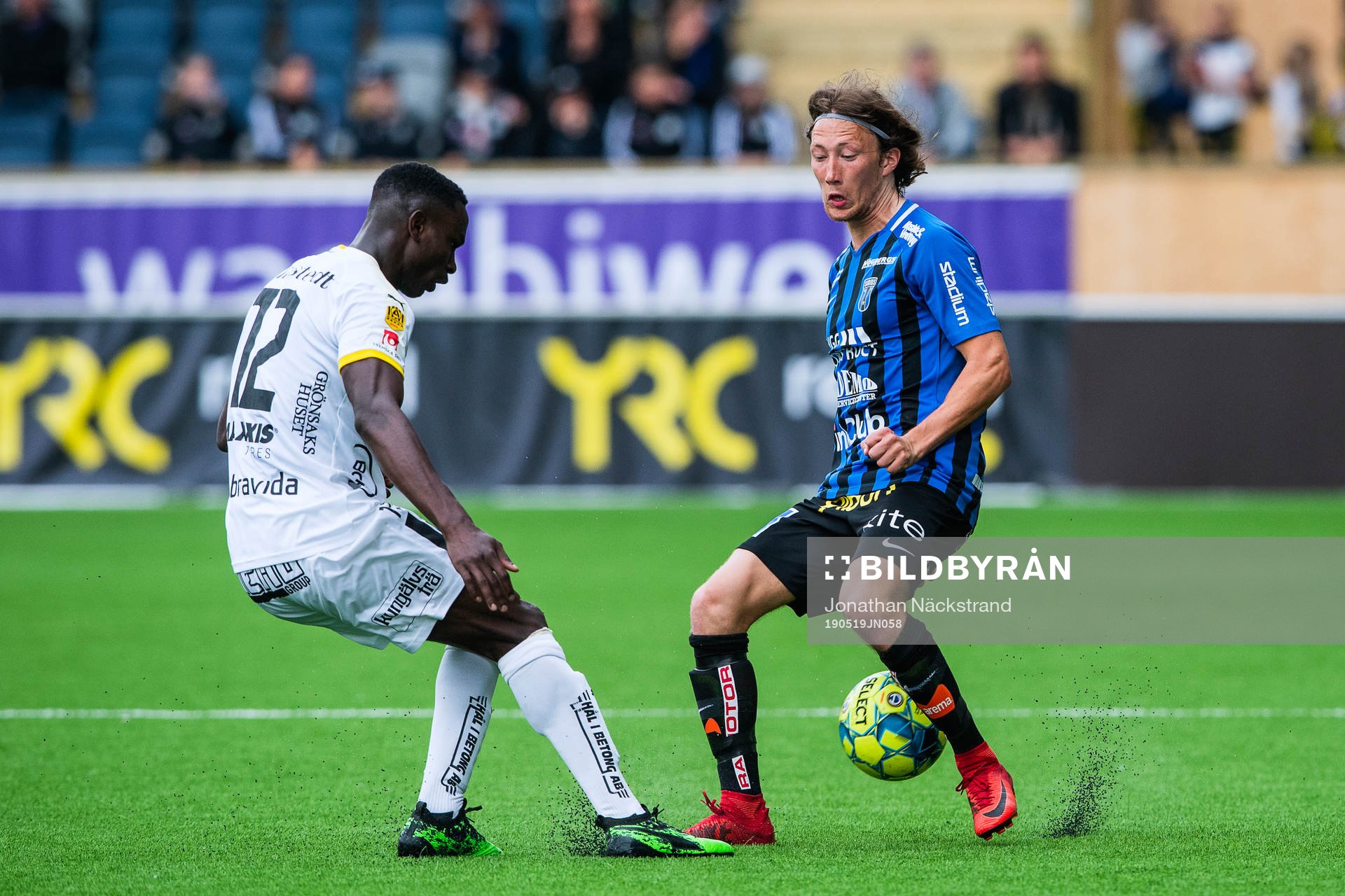 Häckens Godswill Ekpolo i en duell med Sirius Axel