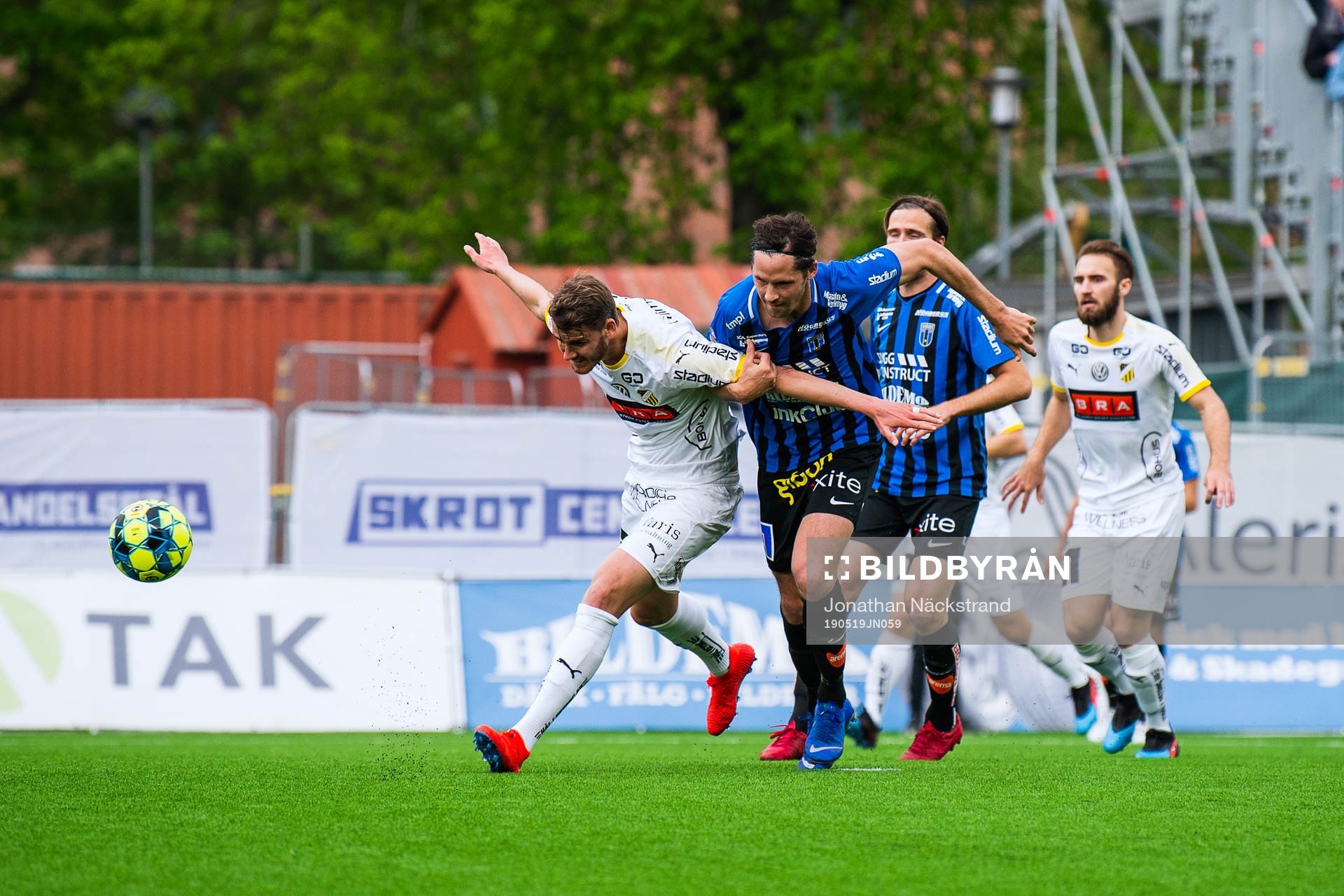 Häckens Johan Hammar i en duell med Sirius Philip Haglund