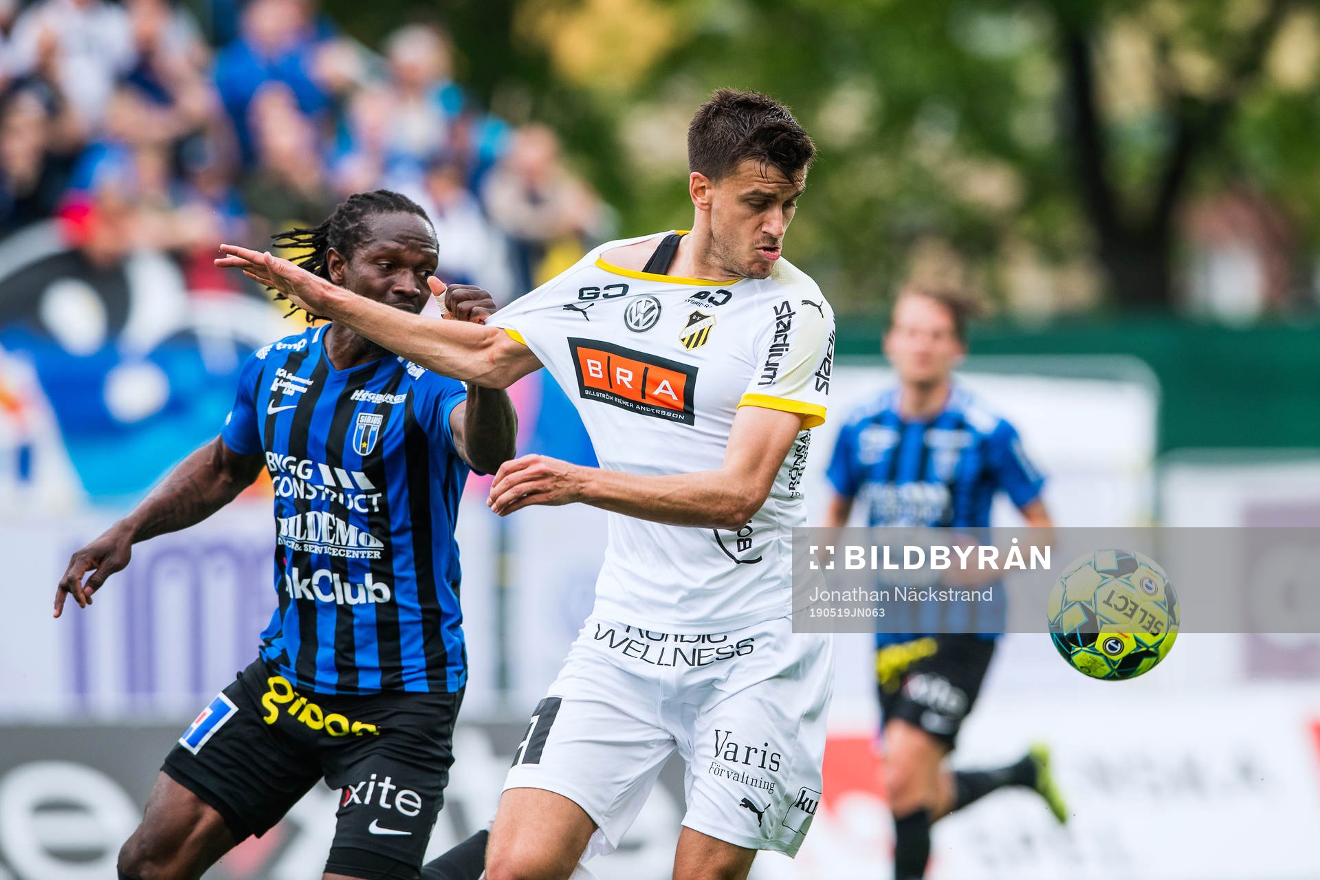 Häckens Alexander Jeremejeff i en duell med Sirius Kebba