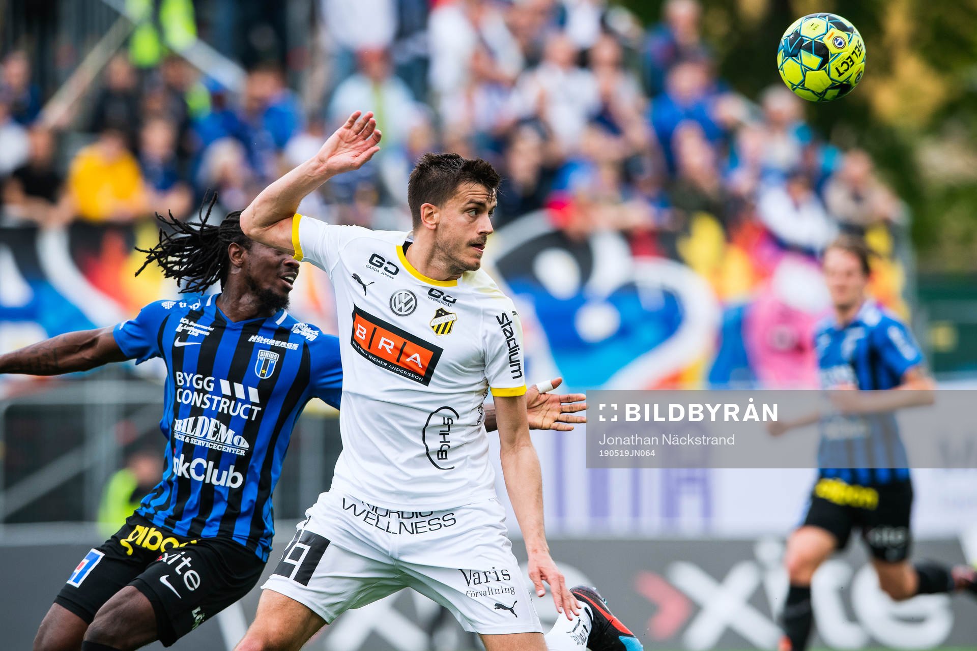 Häckens Alexander Jeremejeff i en duell med Sirius Kebba