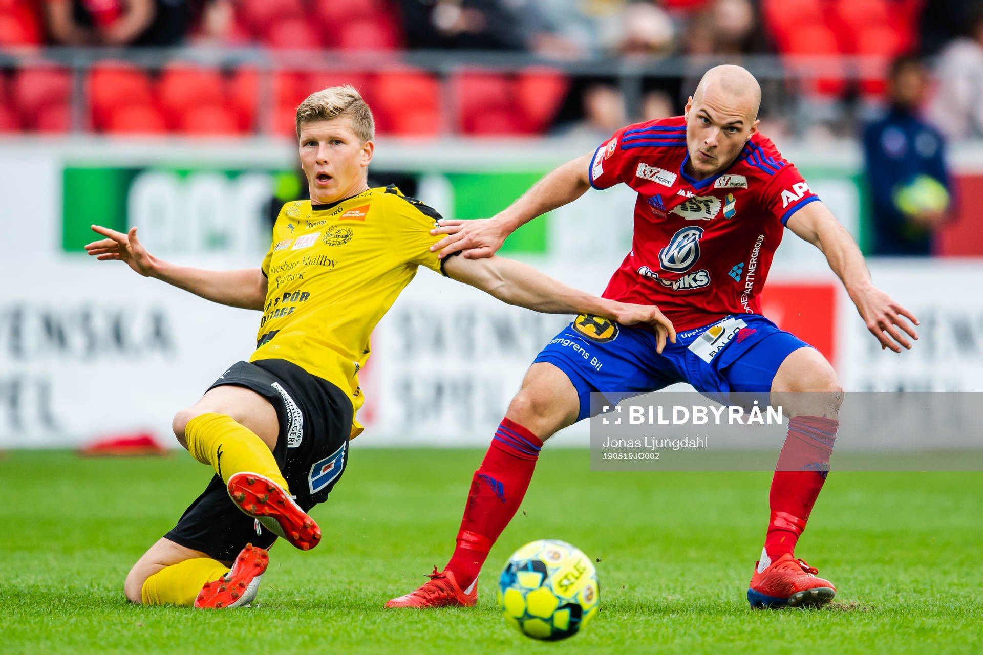 Mjällbys Ottar Magnus Karlsson och Östers Jonathan Drott  under fotbollsmatchen i Superettan mellan Öster och Mjällby den 19 maj 2019 i Växjö.