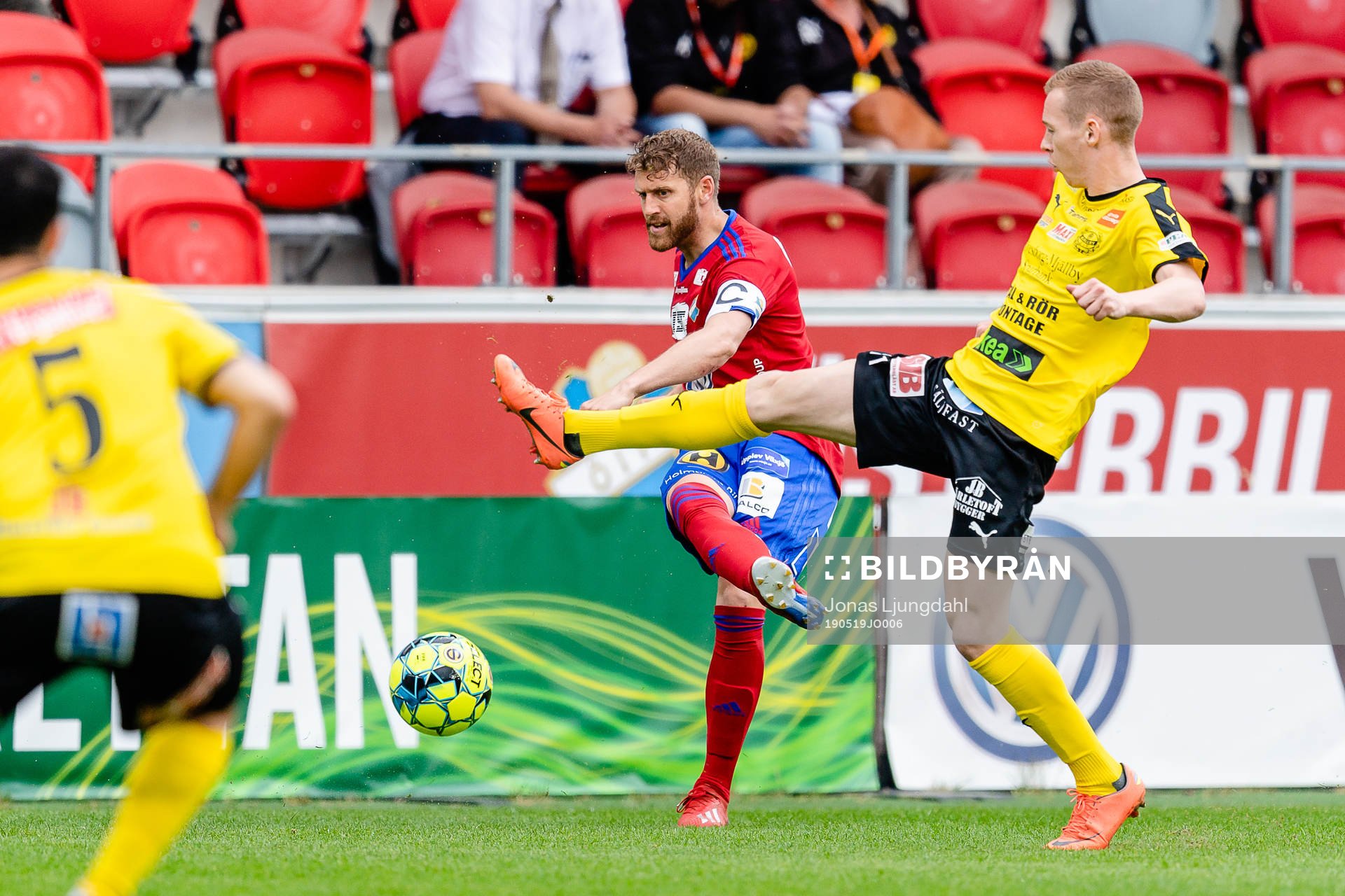 Östers Stefan Karlsson  och Mjällbys Gisli Eyjólfsson