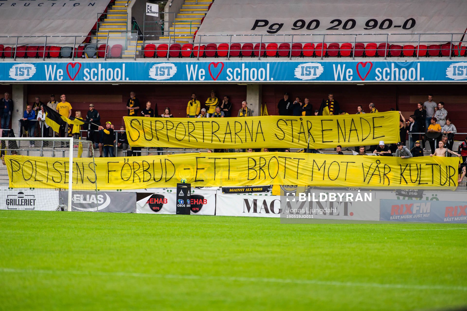 Mjällbys supportrar med en banderoll