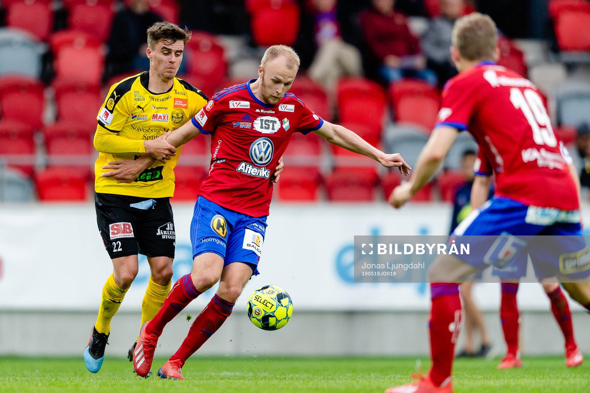 Mjällbys Jesper Gustavsson i kamp dem Östers Christian