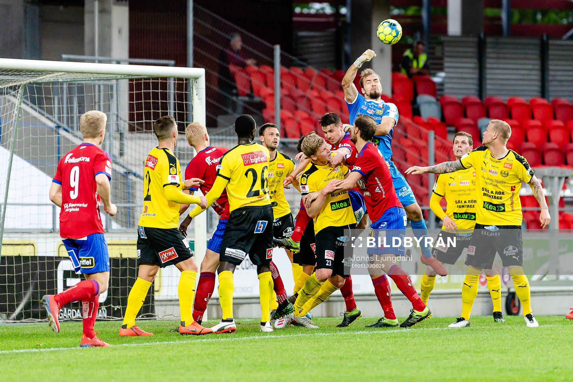 Mjällbys målvakt Carl-Johan Eriksson boxar iväg bollen