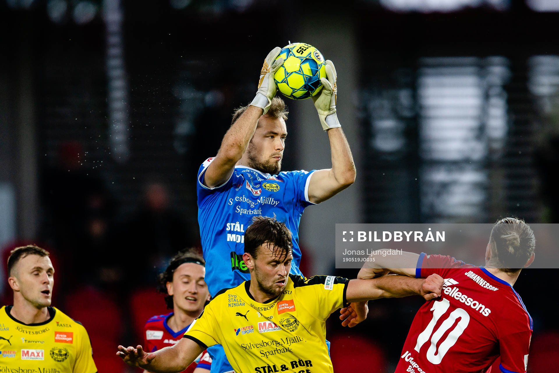 Mjällbys målvakt Carl-Johan Eriksson med bollen