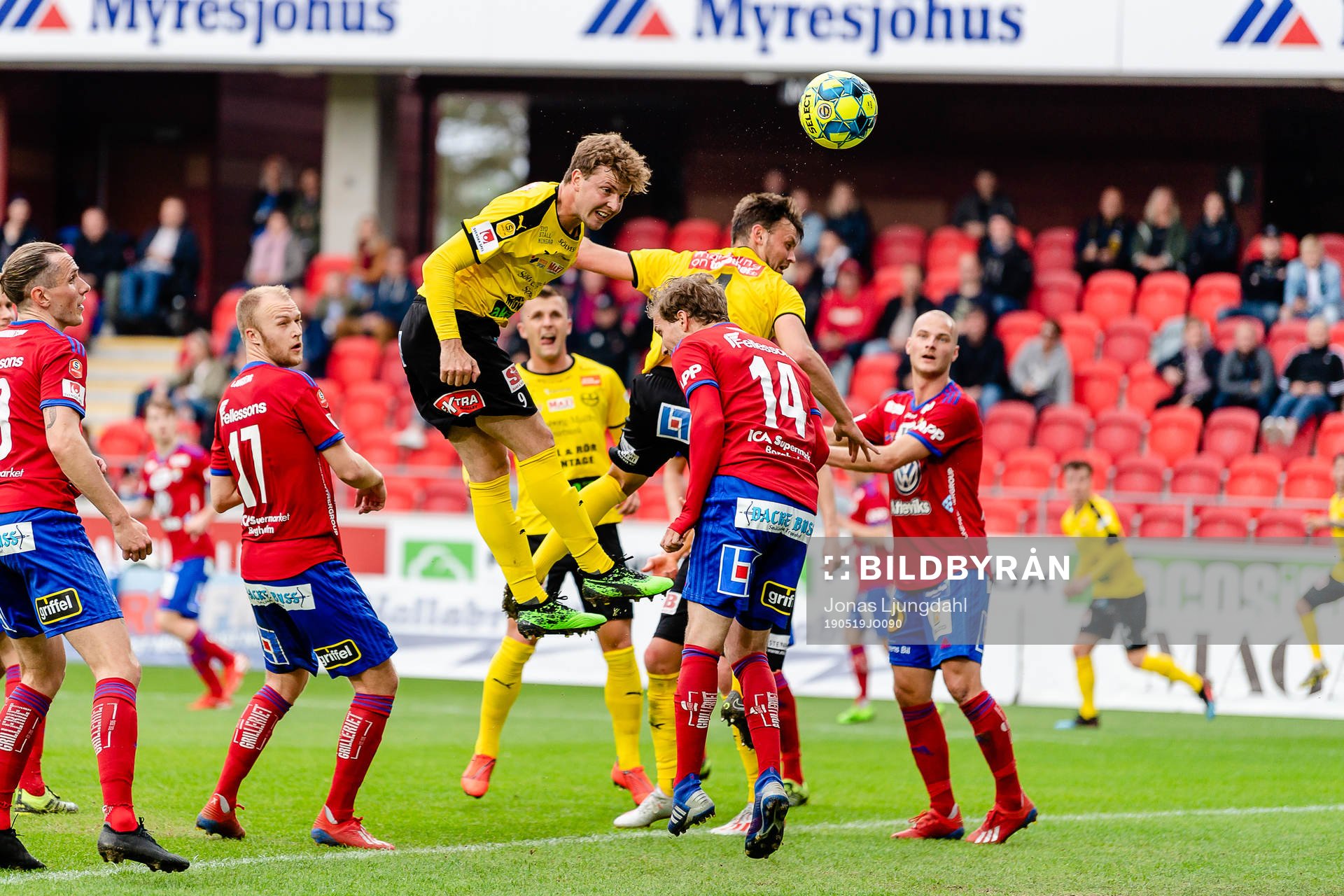 Mjällbys Joel Nilsson nickar mot mål