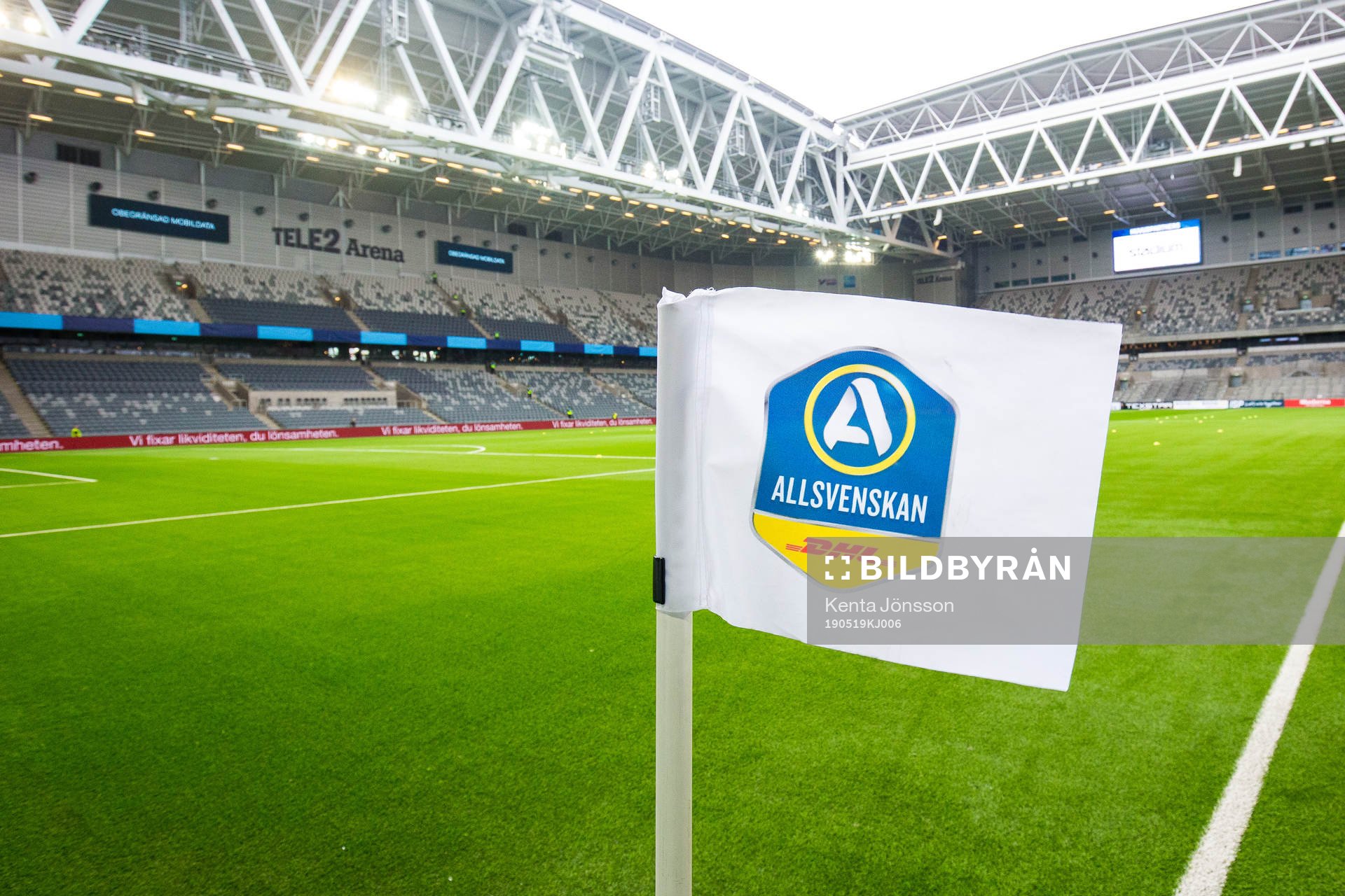 En hörnflagga på Tele2 Arena med Allsvenskans logotyp
