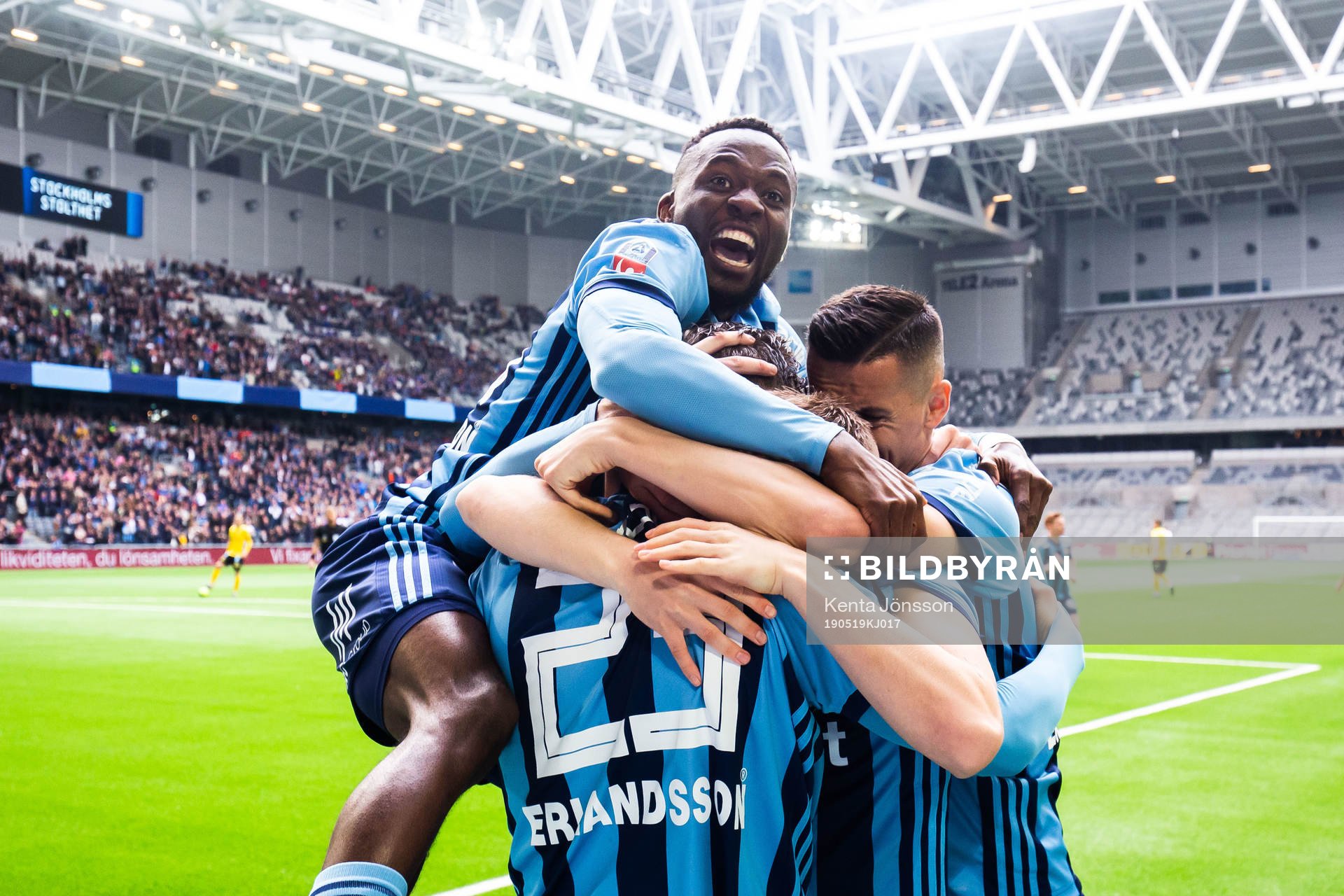 Djurgårdens Fredrik Ulvestad jublar med Mohamed Buya Turay