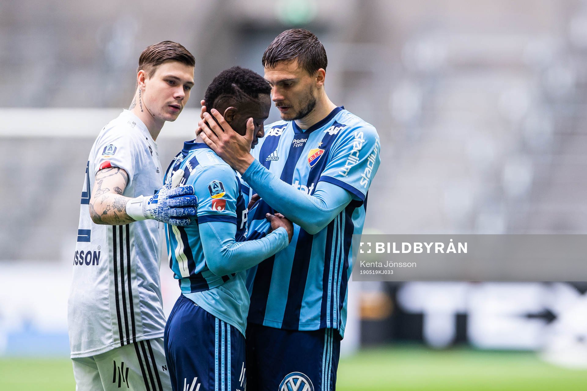 Djurgårdens Mohamed Buya Turay tröstas av Erik Berg och