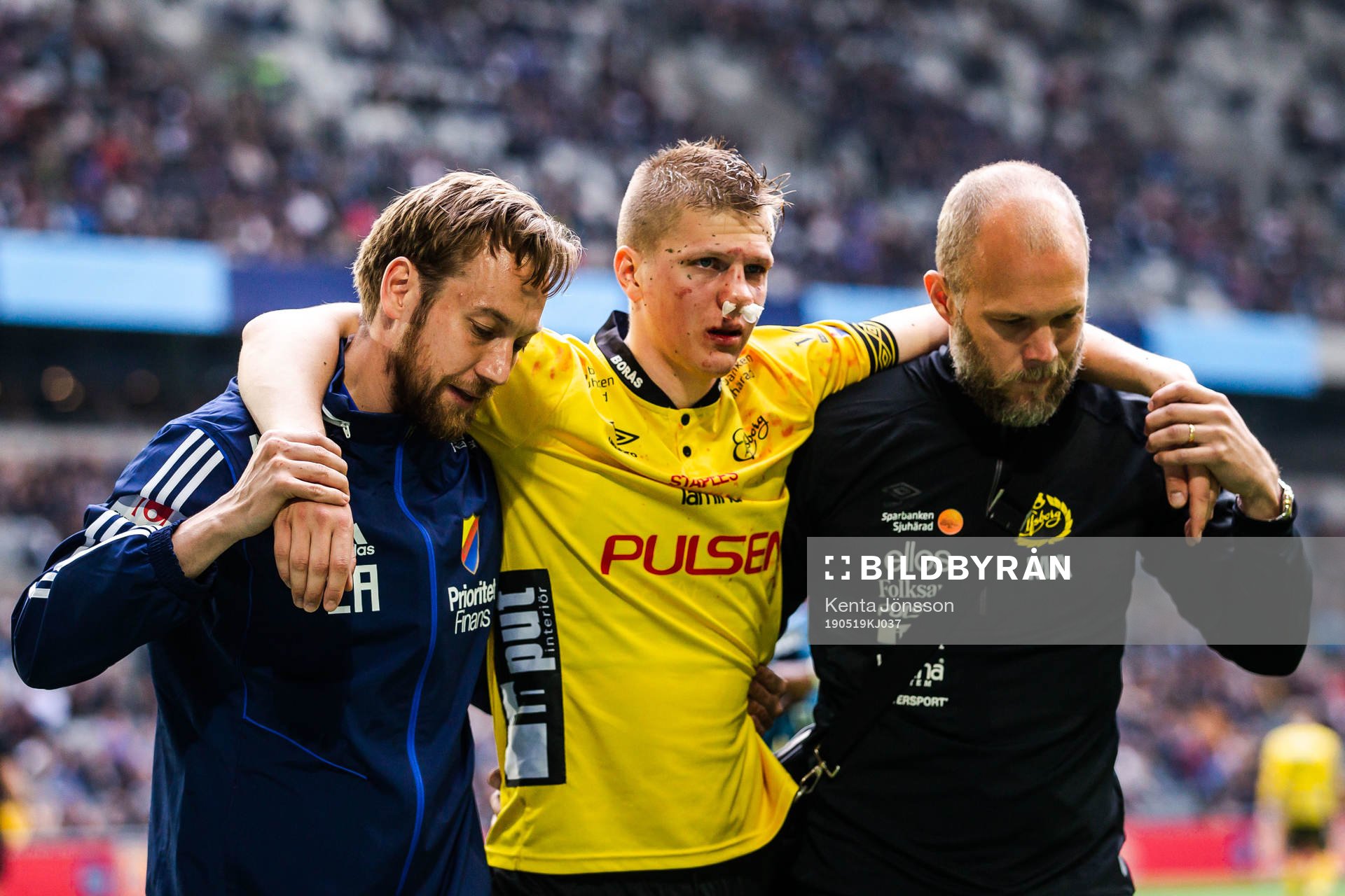 Elfsborgs Joakim Nilsson får hjälp av planen