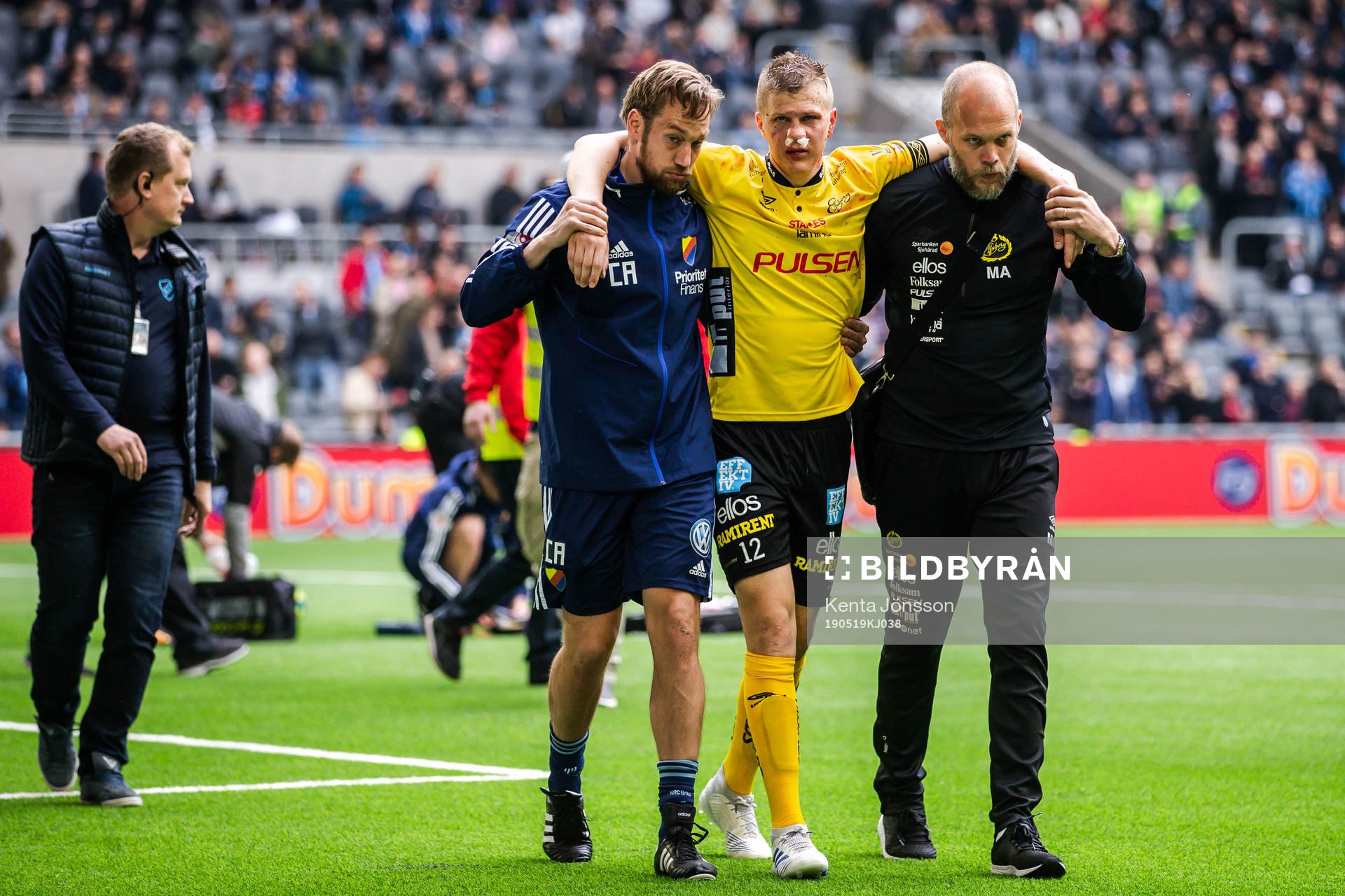 Elfsborgs Joakim Nilsson får hjälp av planen