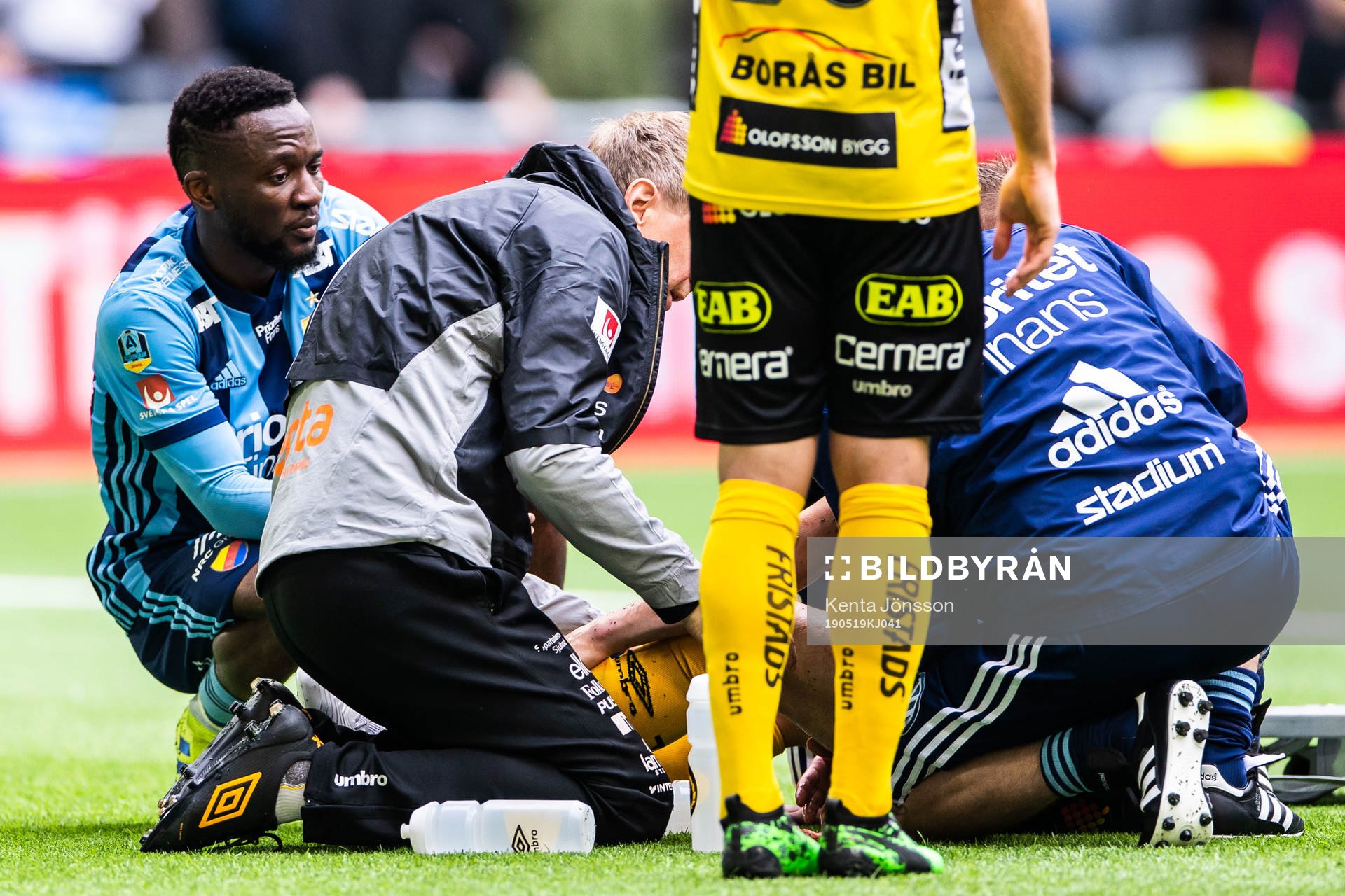 Djurgårdens Mohamed Buya Turay kollar till Elfsborgs