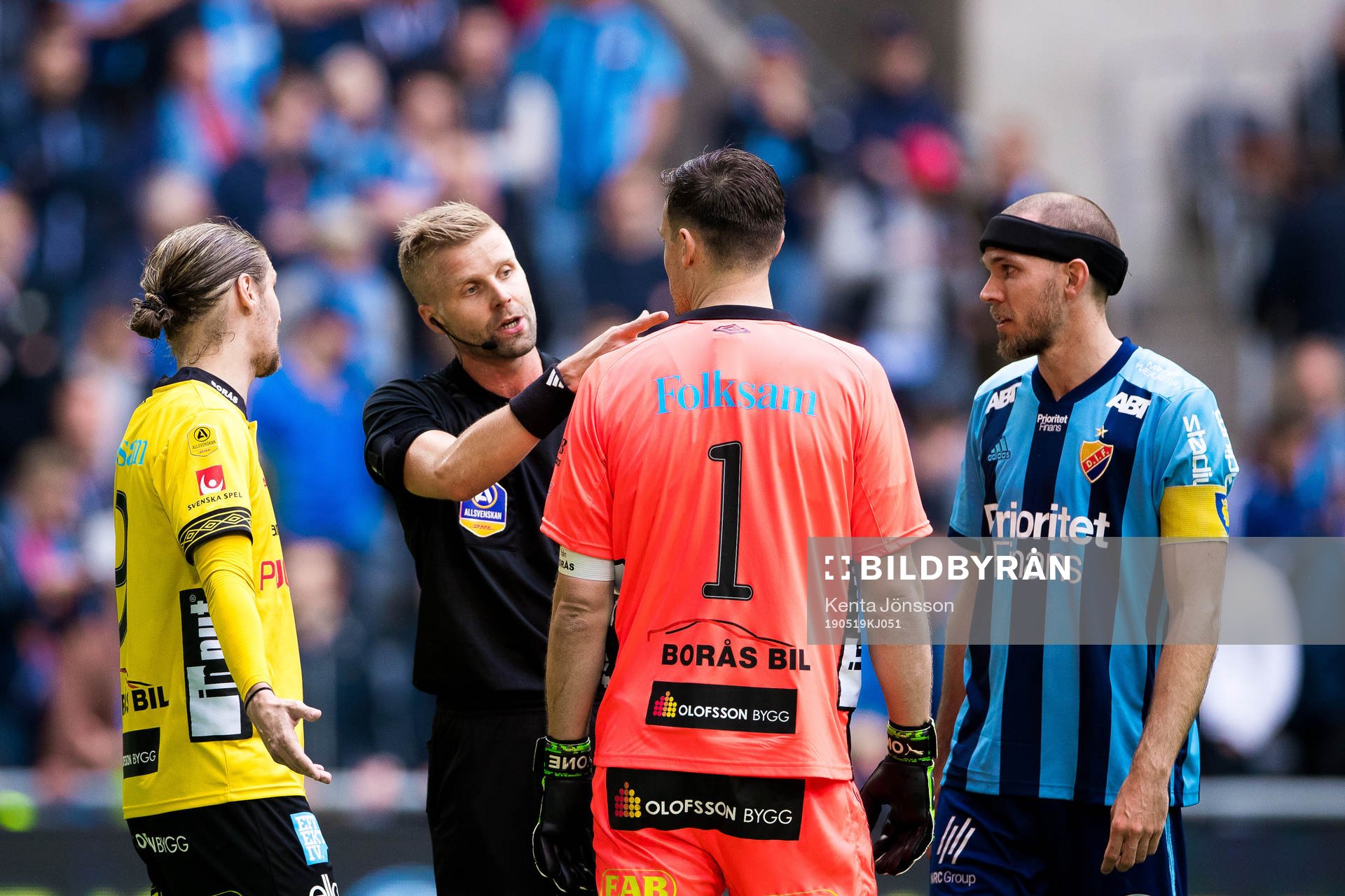 Domare Glenn Nyberg  med Elfsborgs Pawel Cibicki och