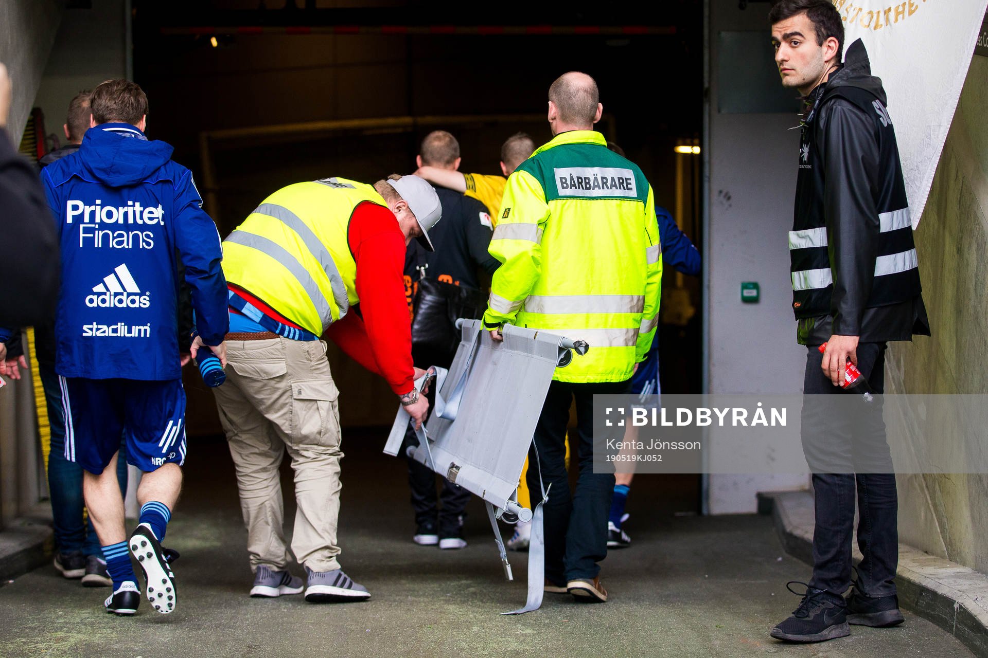 Elfsborgs Joakim Nilsson går av planen med sjukvårdare under fotbollsmatchen i Allsvenskan mellan Djurgården och Elfsborg den 19 maj 2019 i Stockholm.