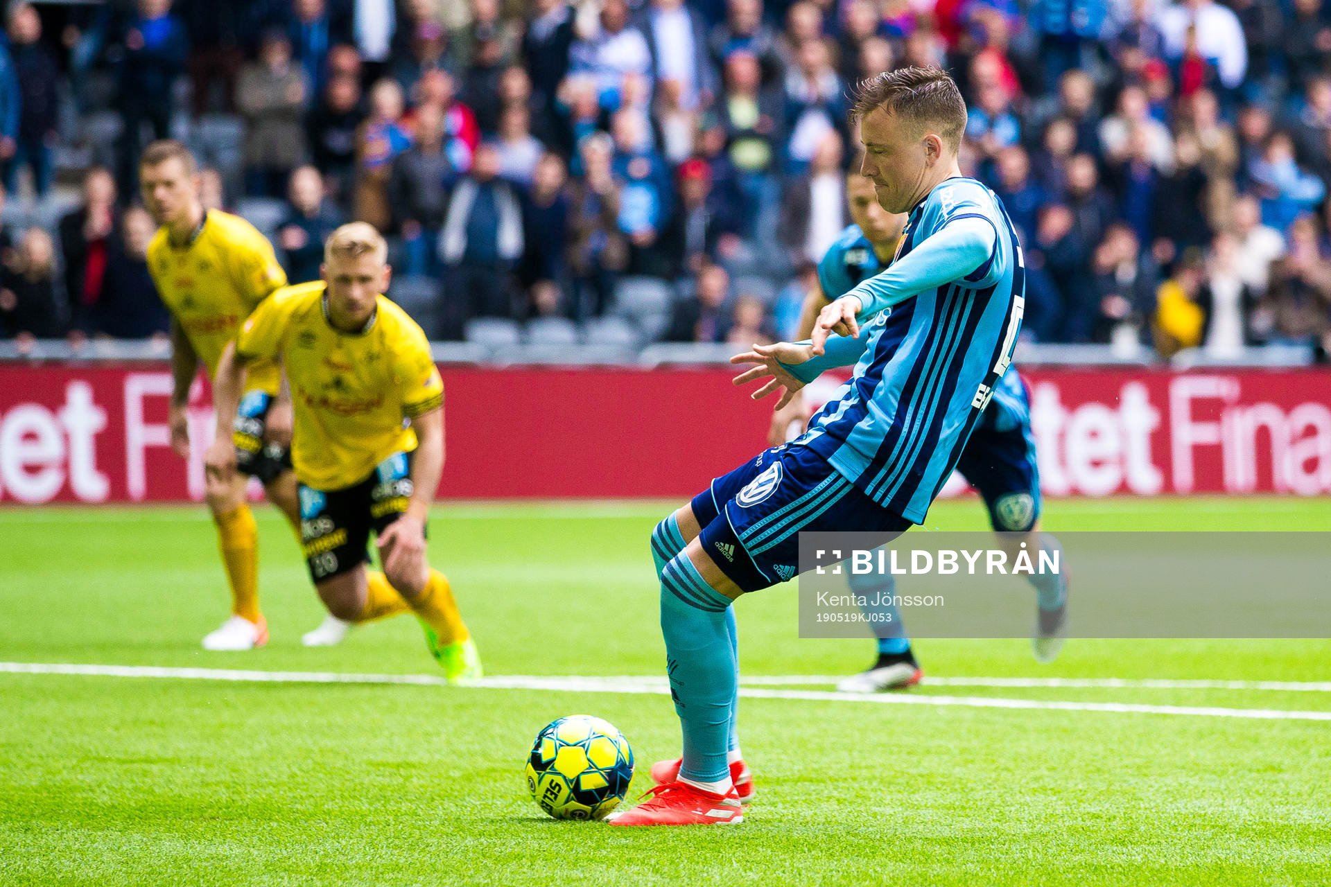 Djurgårdens Fredrik Ulvestad med en straffspark