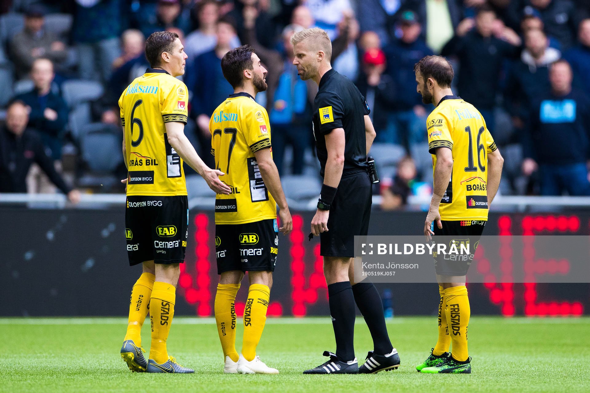 domare Glenn Nyberg  i diskussion med Elfsborgs Jon Jönsson och Robert Gojani under fotbollsmatchen i Allsvenskan mellan Djurgården och Elfsborg den 19 maj 2019 i Stockholm. 