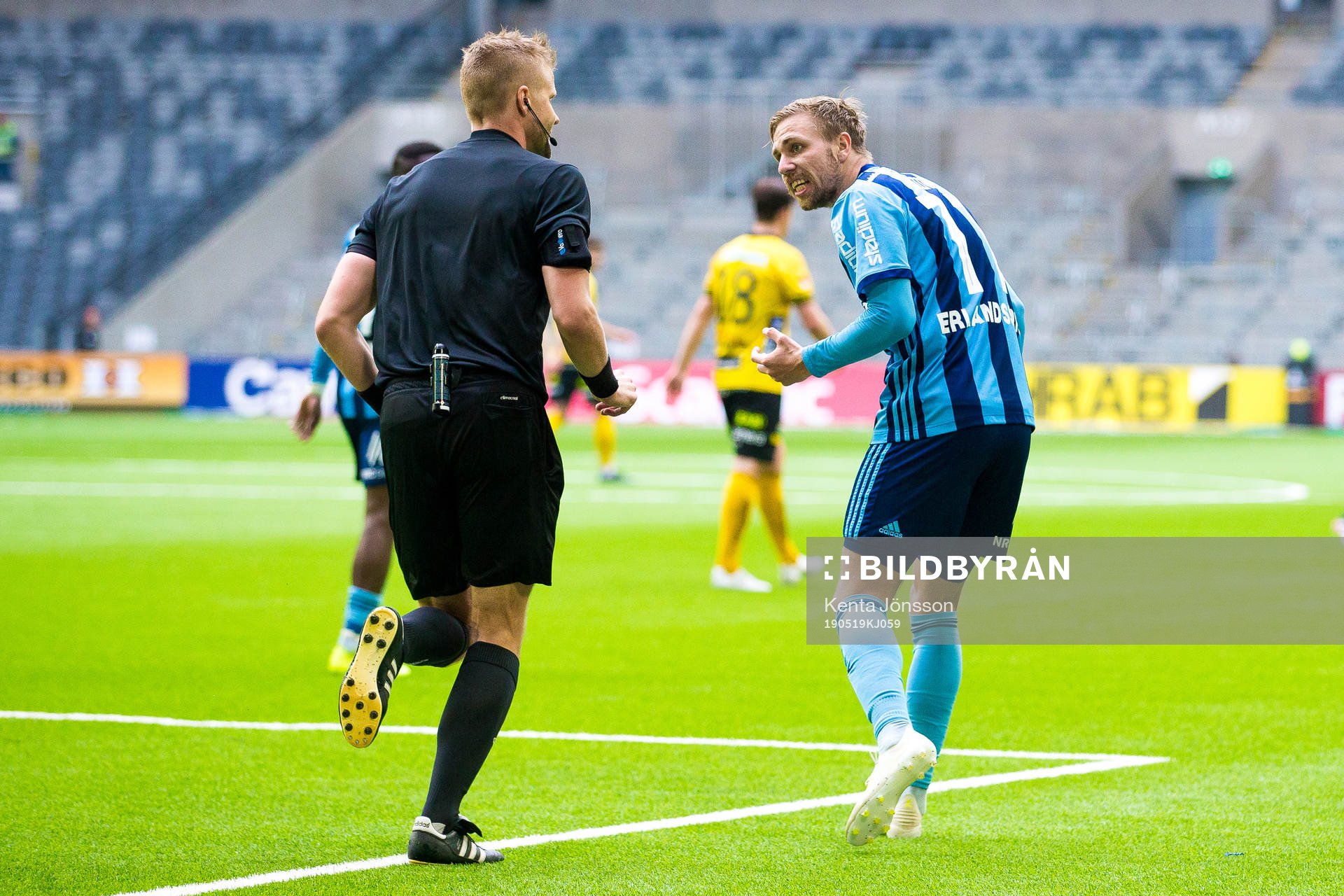 Djurgårdens Jonathan Ring i diskussion med domare Glenn