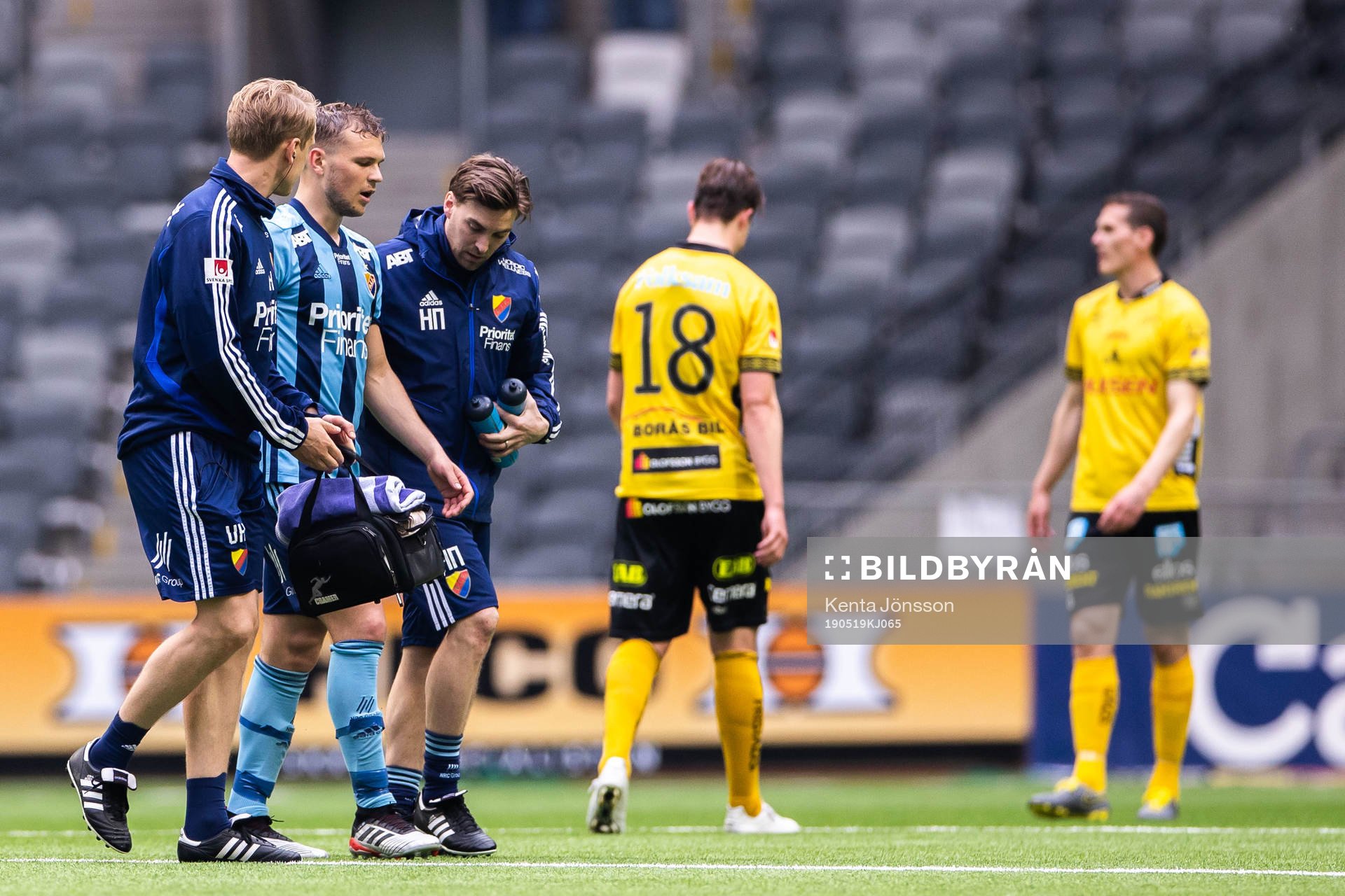 Djurgårdens Jesper Karlström leds av planen