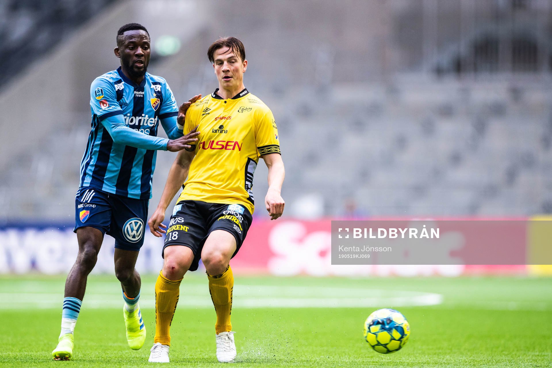 Djurgårdens Mohamed Buya Turay och Elfsborgs Simon Olsson