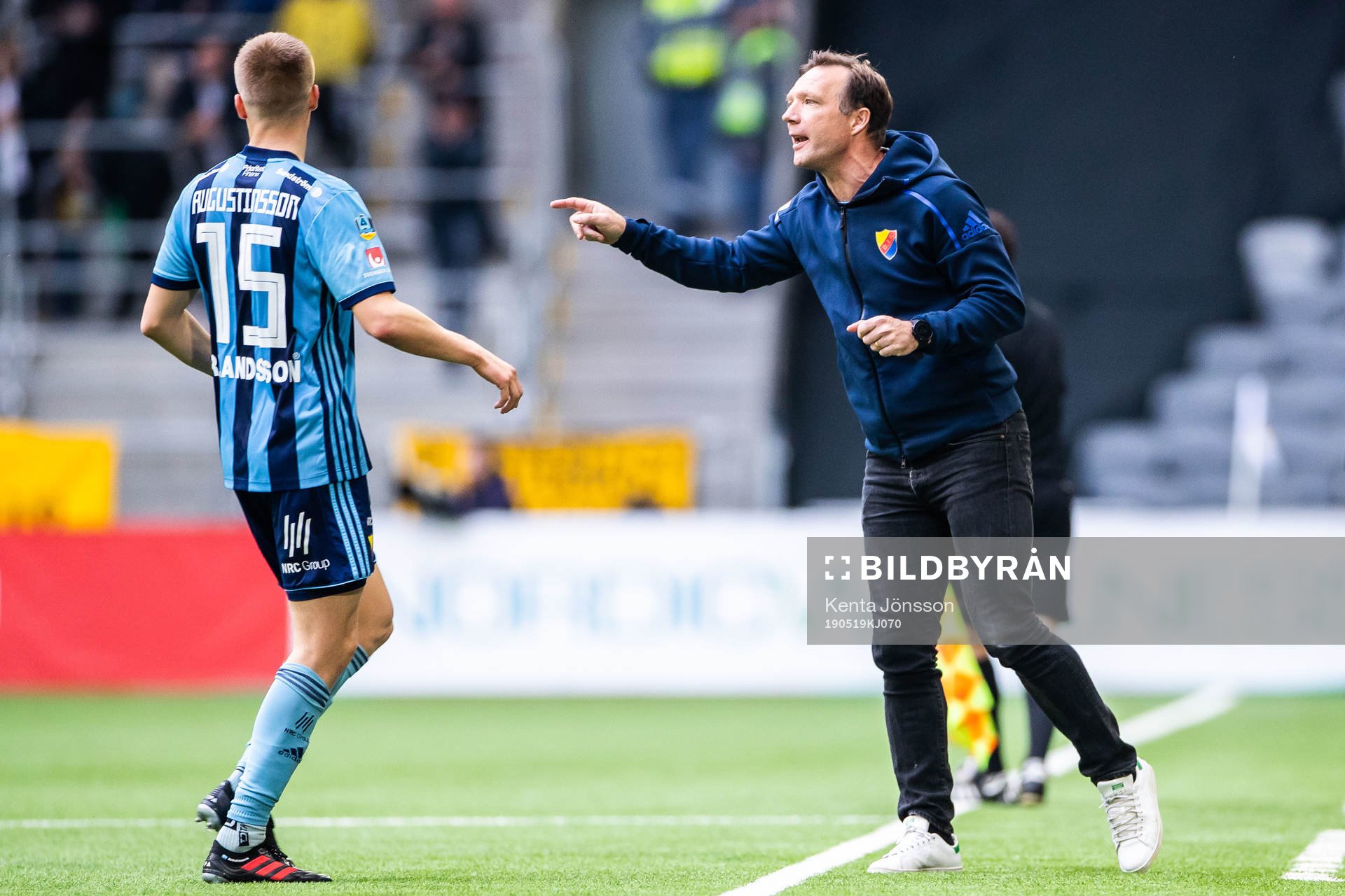 Djurgårdens tränare Kim Bergstrand i samtal med Jonathan Augustinsson under fotbollsmatchen i Allsvenskan mellan Djurgården och Elfsborg den 19 maj 2019 i Stockholm.