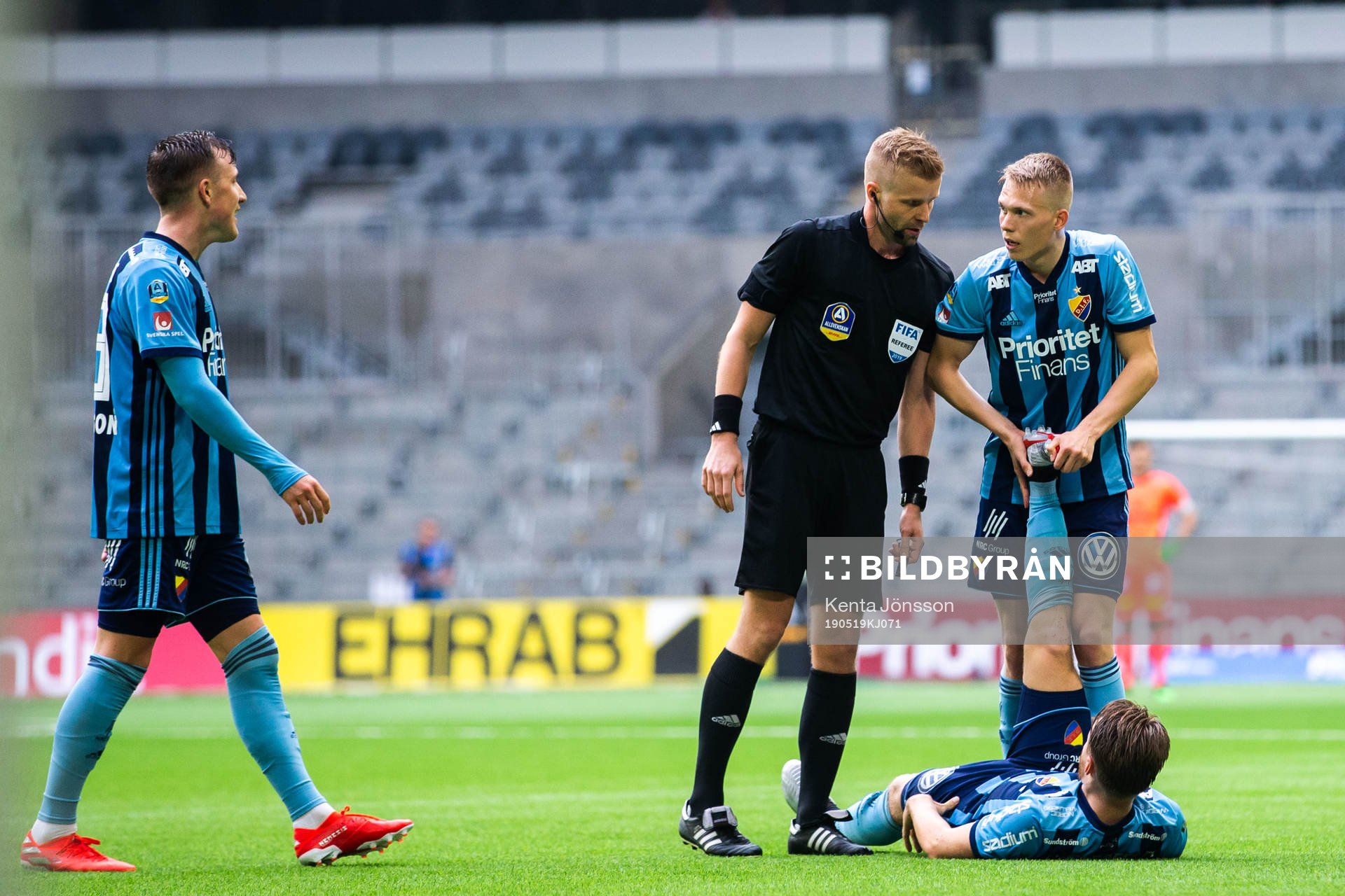 Djurgårdens Jacob Une Larsson får hjälp av Jonathan