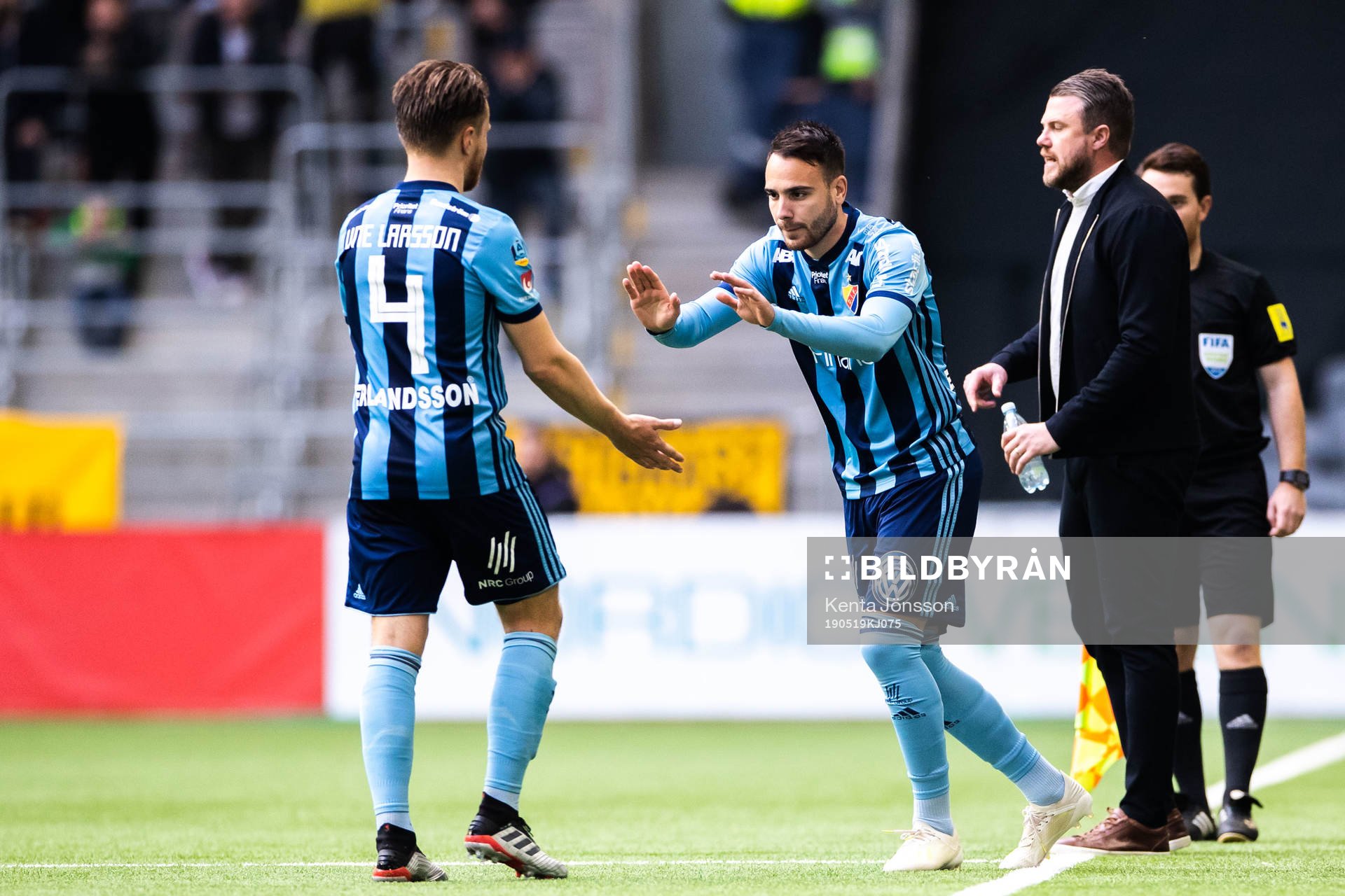 Djurgårdens Jacob Une Larsson byter med Dzenis Kozica