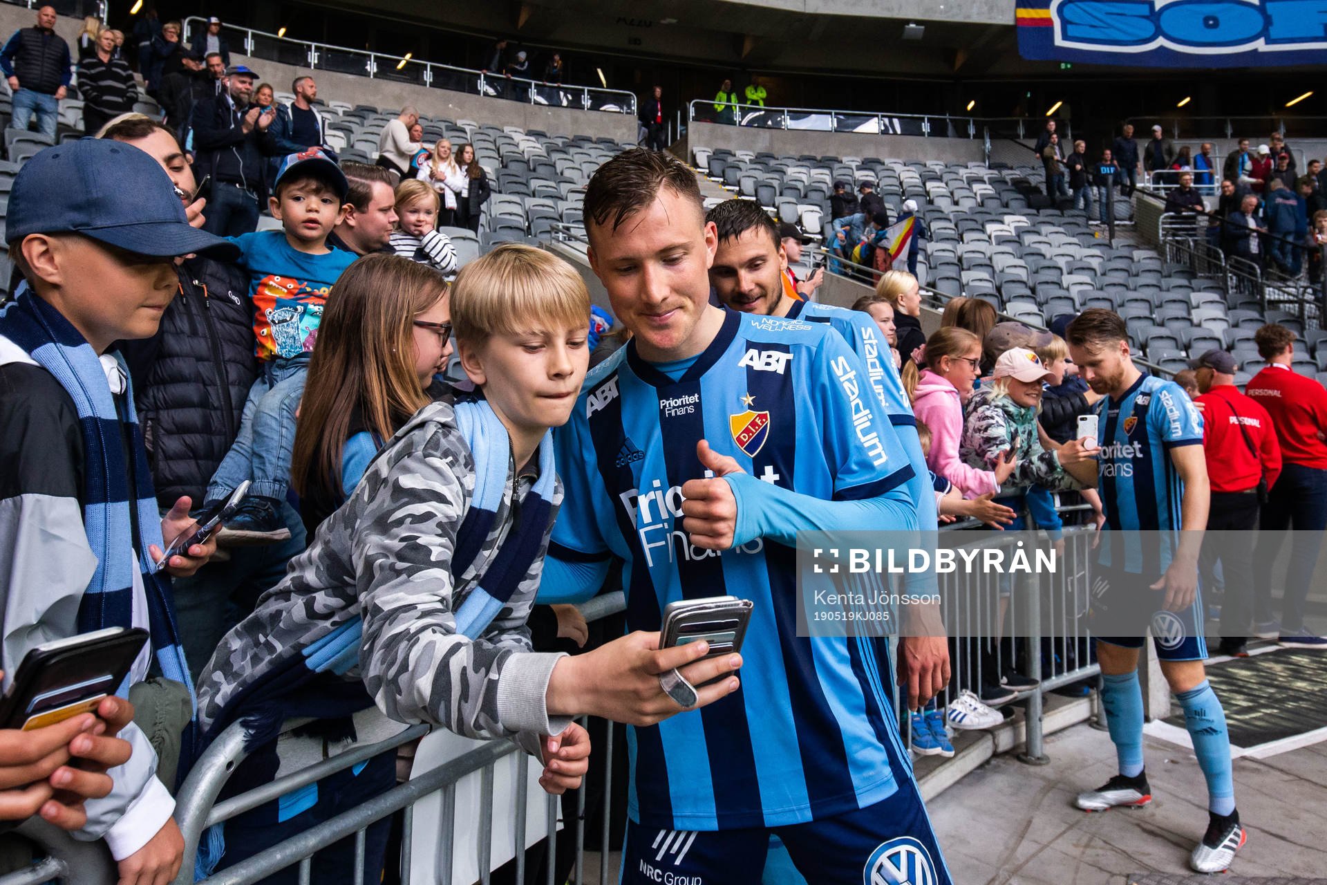 Djurgårdens Fredrik Ulvestad tar selfies med supportrar