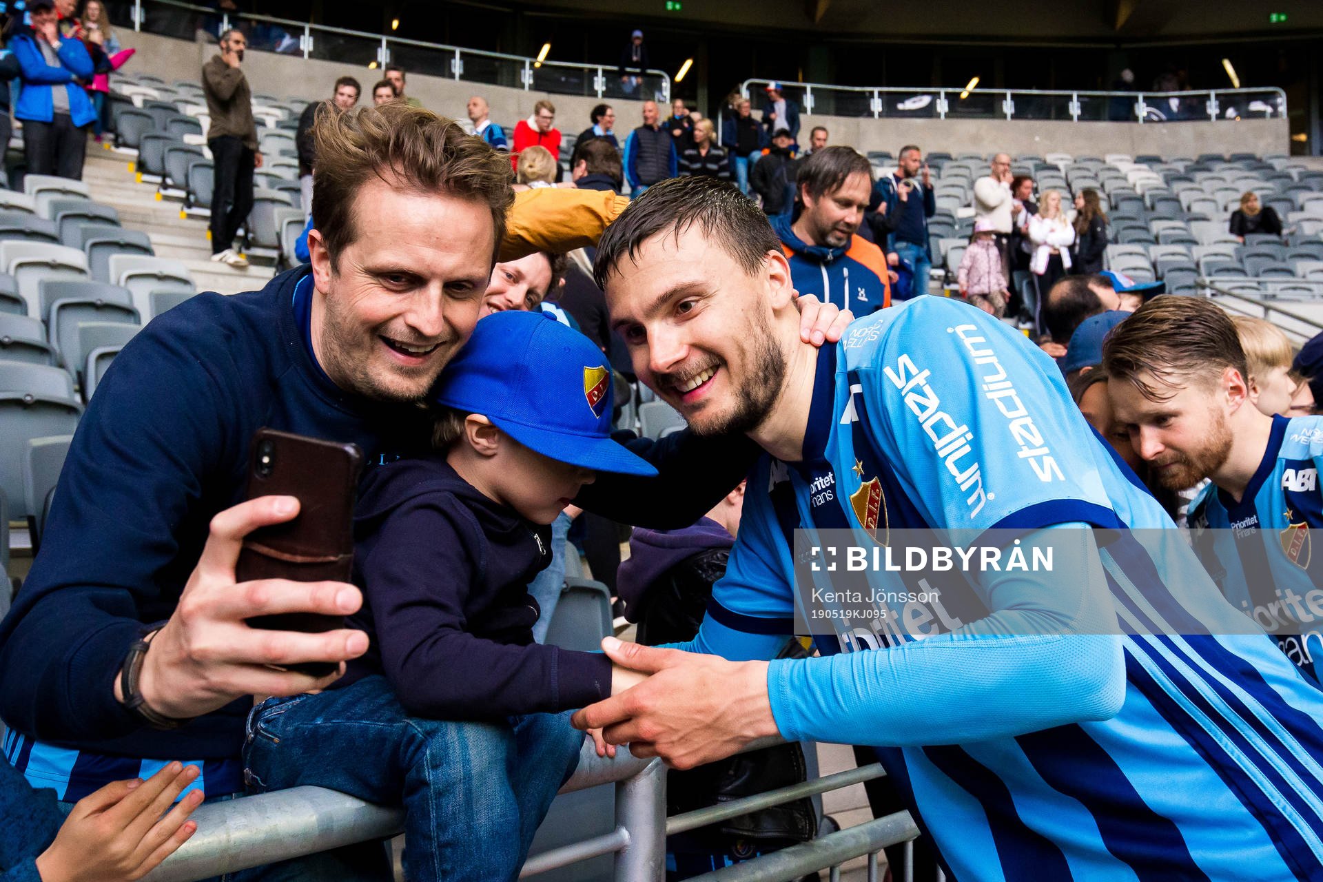 Djurgårdens Erik Berg med supportrar