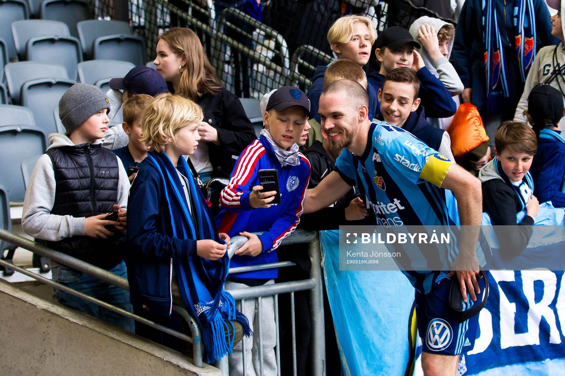 Djurgårdens Marcus Danielson med unga supportrar