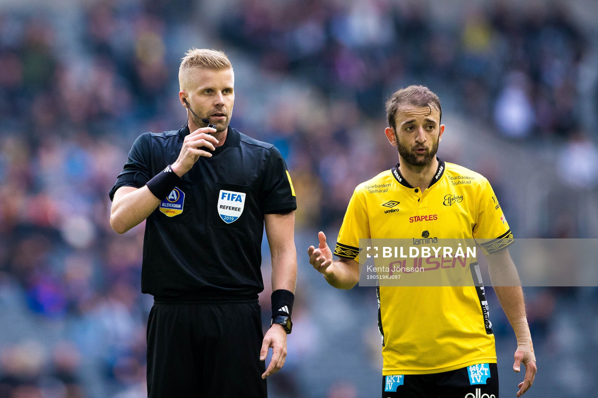 Domare Glenn Nyberg  med Elfsborgs Robert Gojani