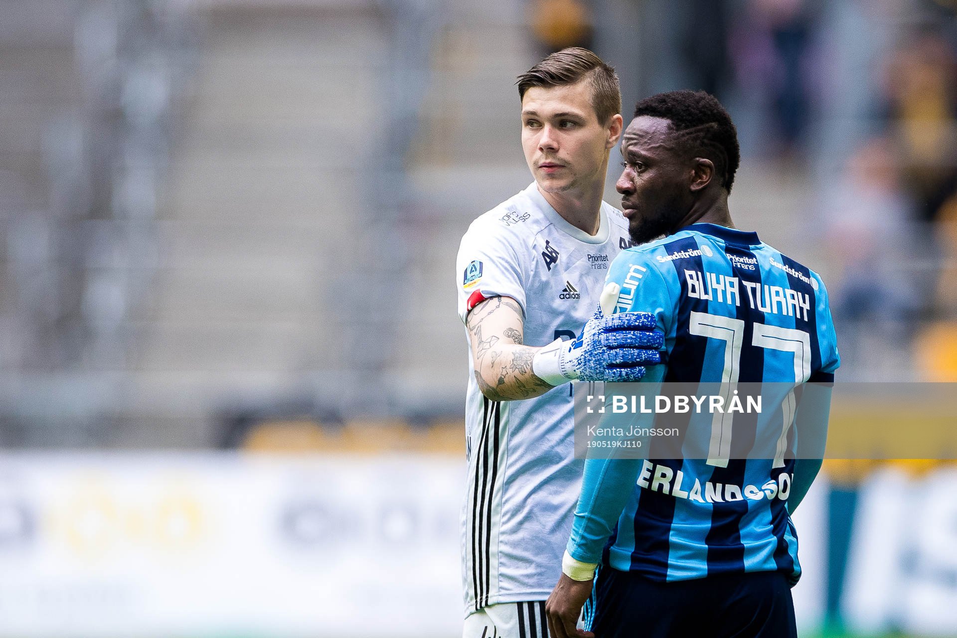 Djurgårdens Mohamed Buya Turay deppar med målvakt Per