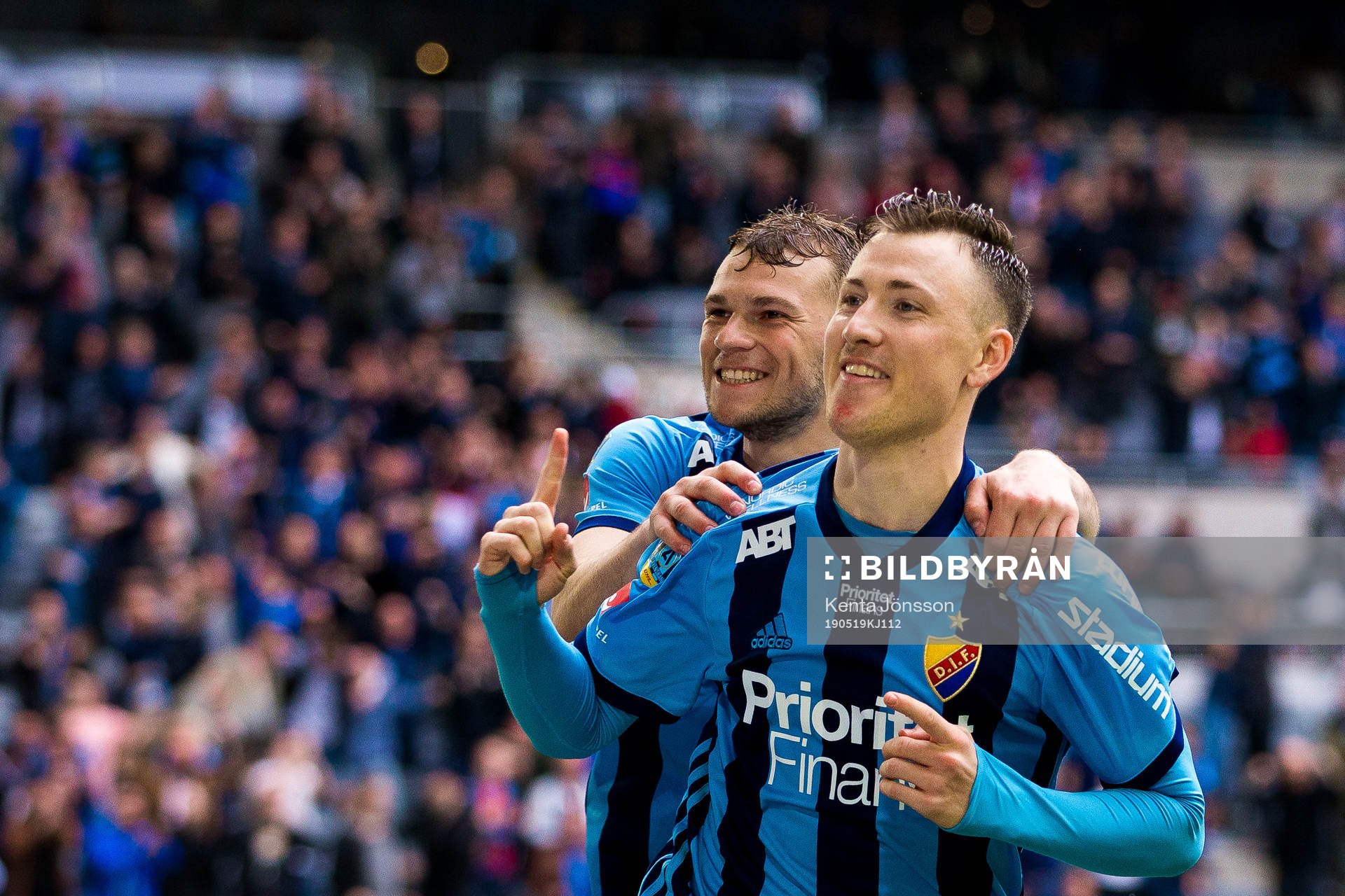 Djurgårdens Fredrik Ulvestad (m) jublar med Jesper
