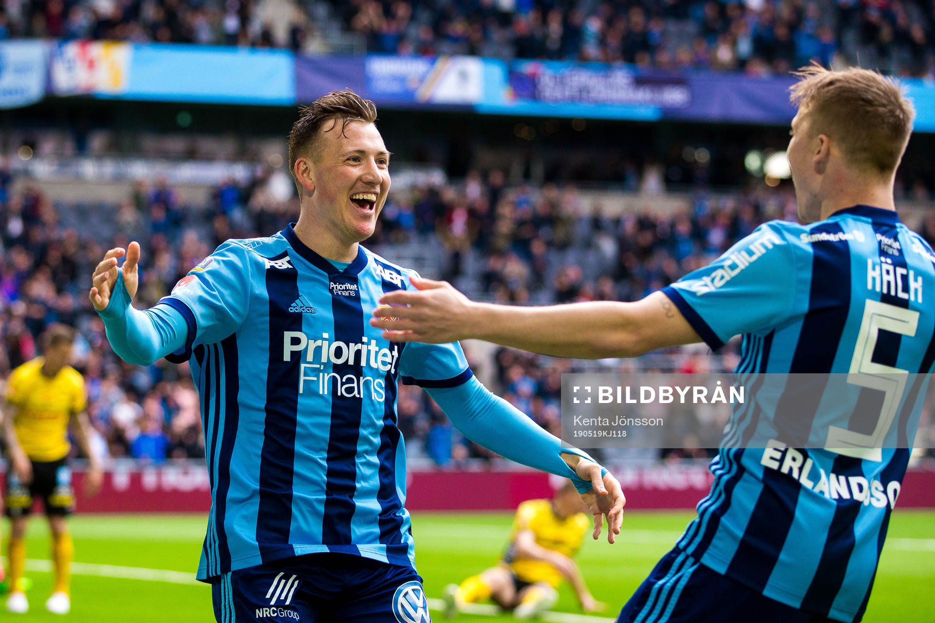 Djurgårdens Fredrik Ulvestad jublar med Elliot Käck