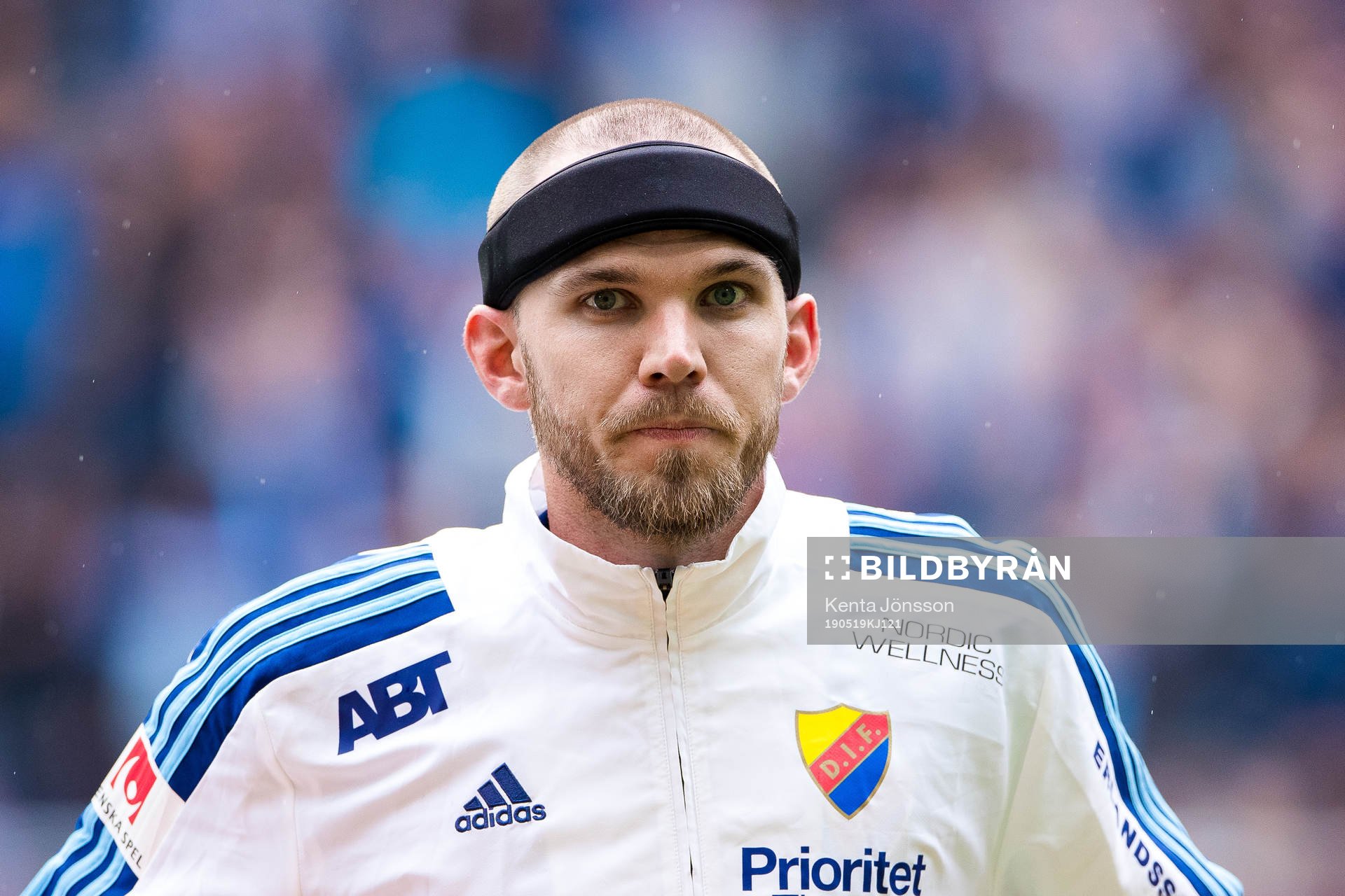 Djurgårdens Marcus Danielson med ett skydd för huvudet