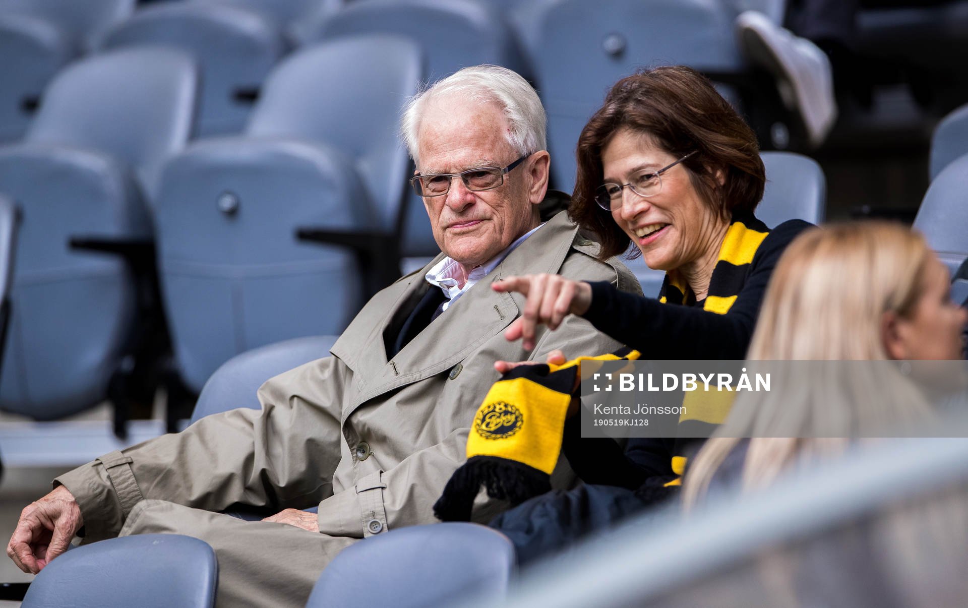 Fd statsministern Ingvar Carlsson på läktaren med dottern