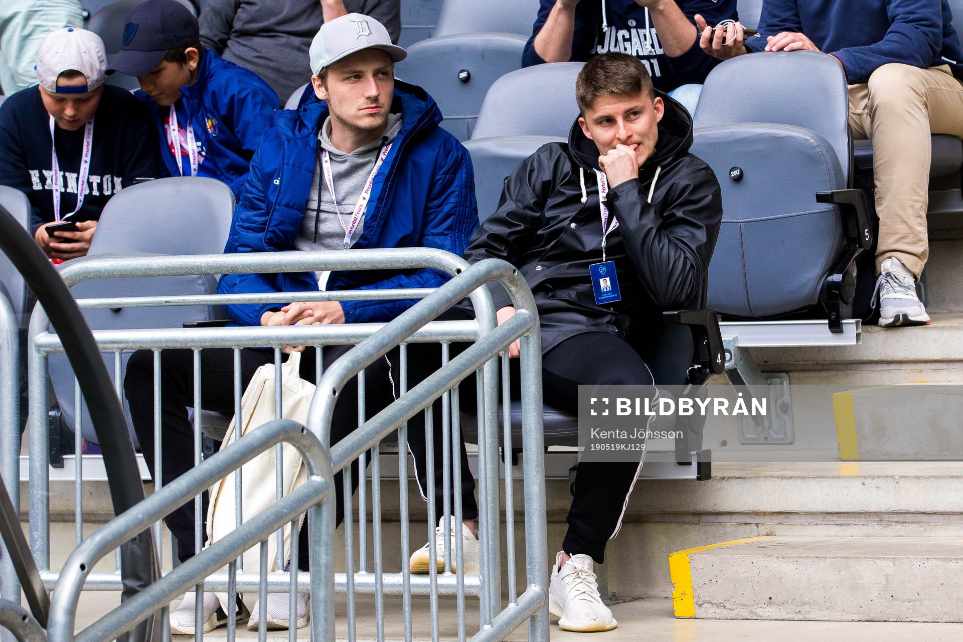Djurgårdens Johan Andersson (h) på läktaren