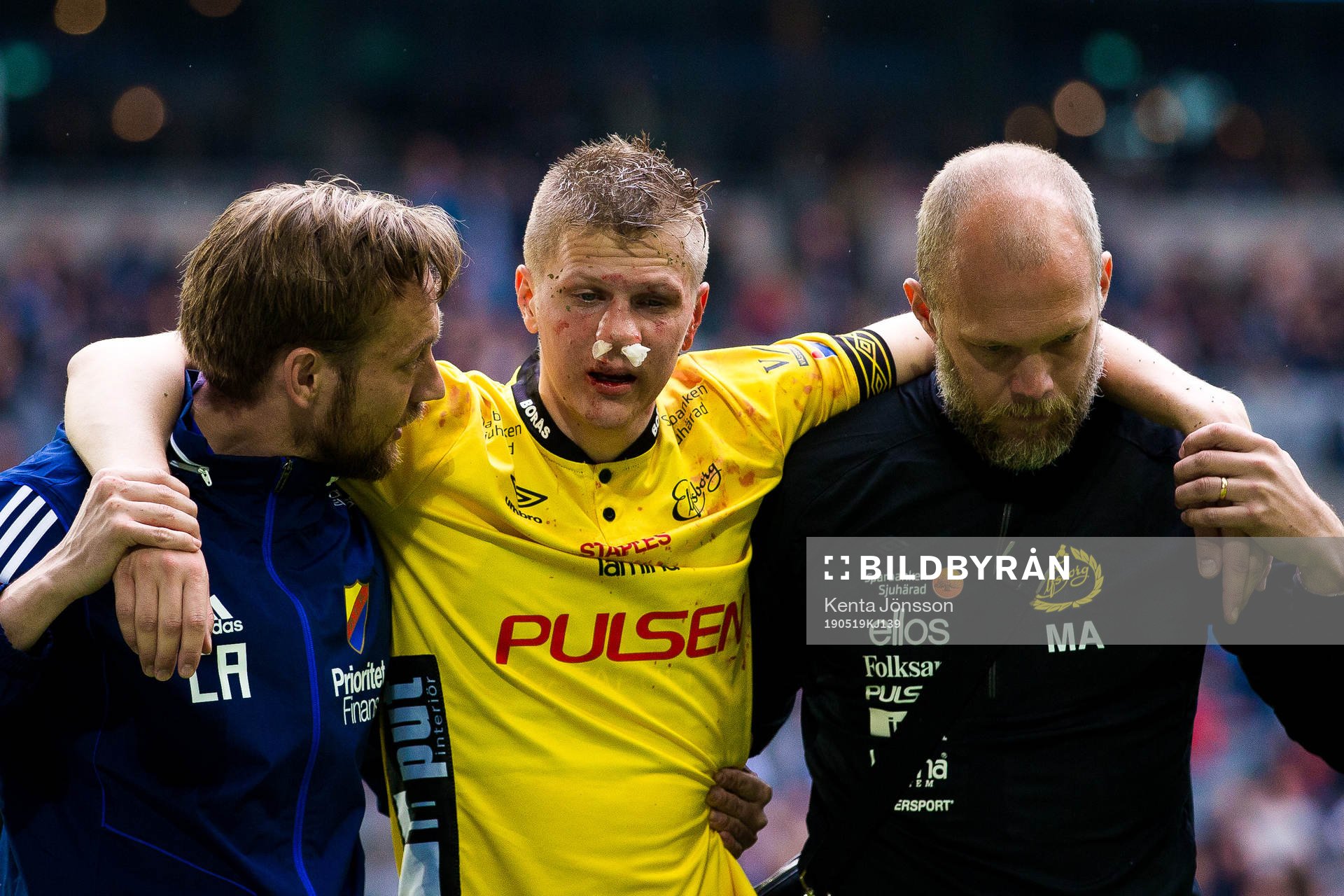 Elfsborgs Joakim Nilsson får hjälp av planen