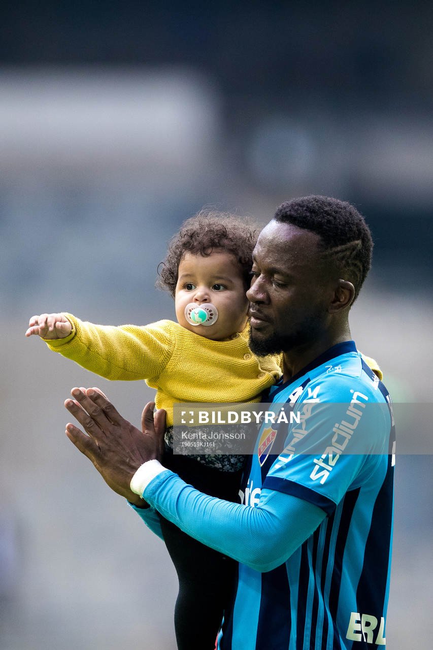 Djurgårdens Mohamed Buya Turay ser nedstämd ut