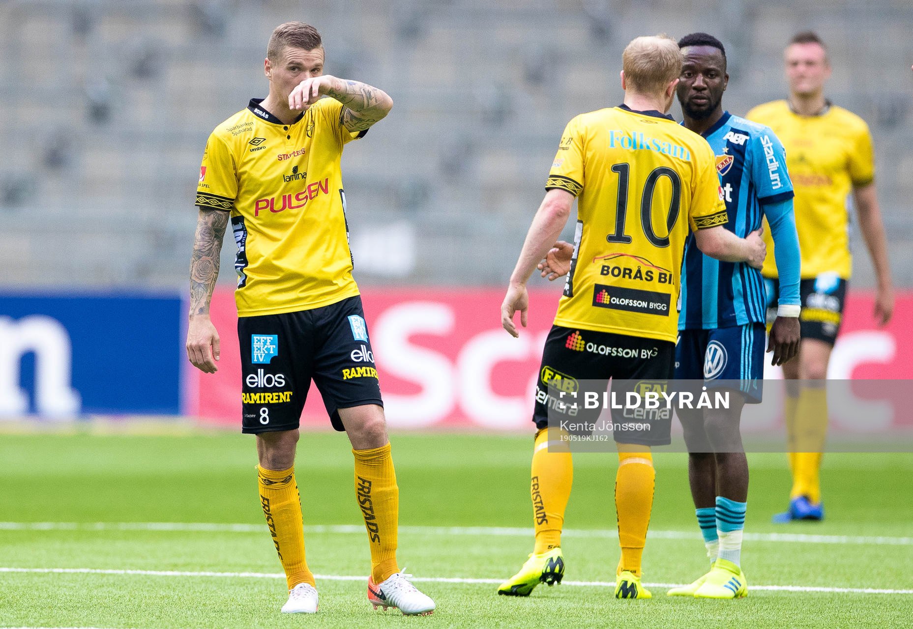 Elfsborgs Samuel Holmén och Simon Lundevall deppar med