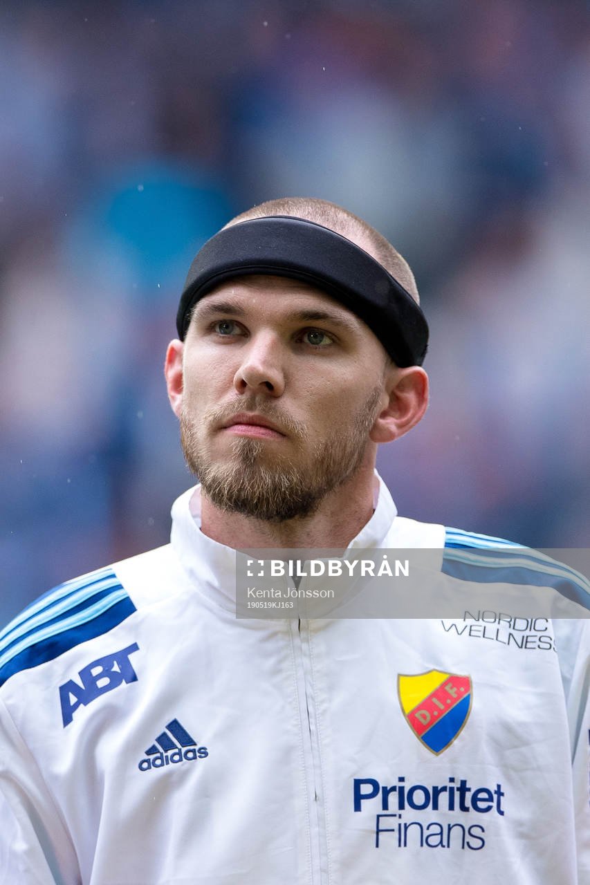 Djurgårdens Marcus Danielson med ett skydd för huvudet