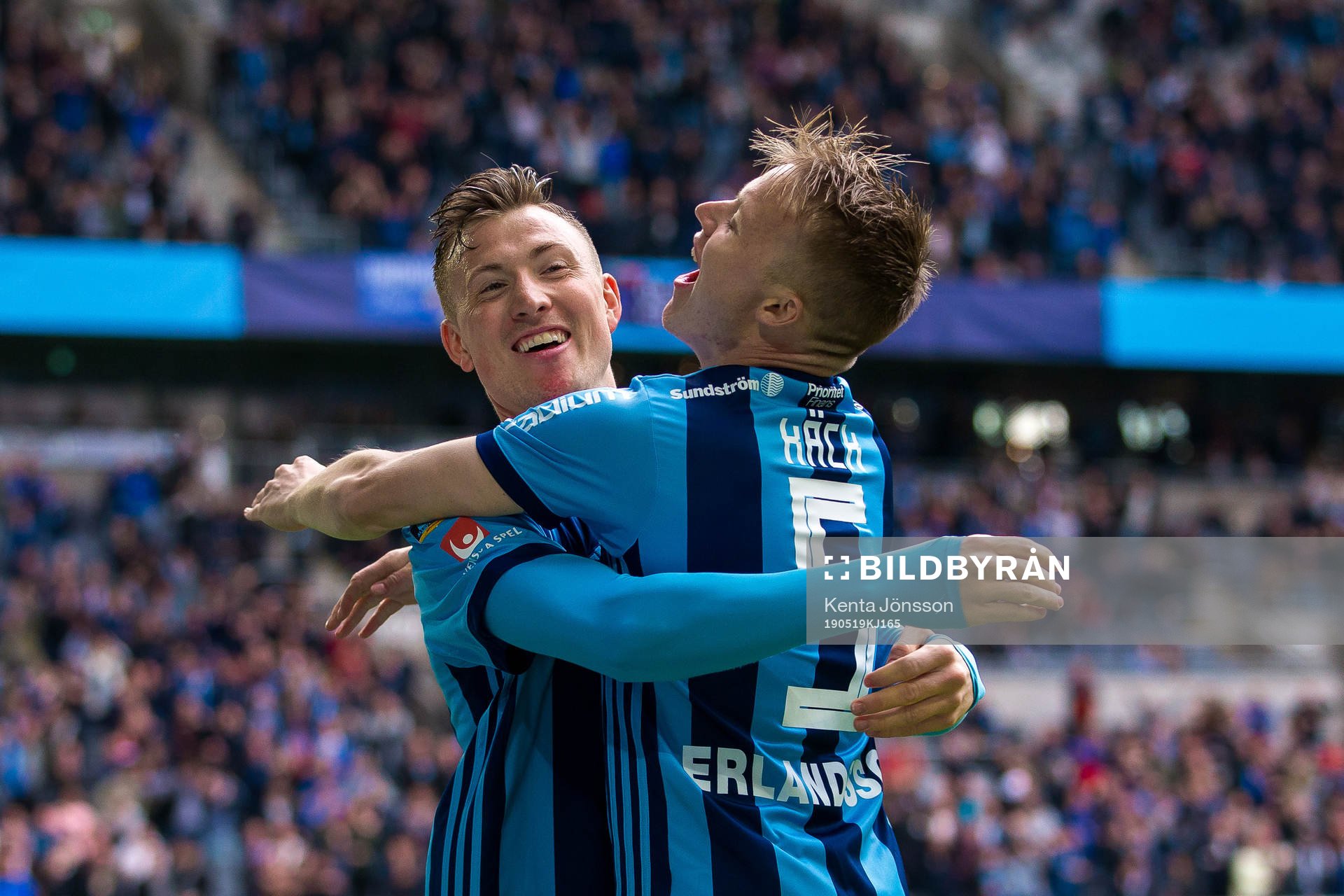 Djurgårdens Fredrik Ulvestad jublar med Elliot Käck efter 1-0 under fotbollsmatchen i Allsvenskan mellan Djurgården och Elfsborg den 19 maj 2019 i Stockholm. 