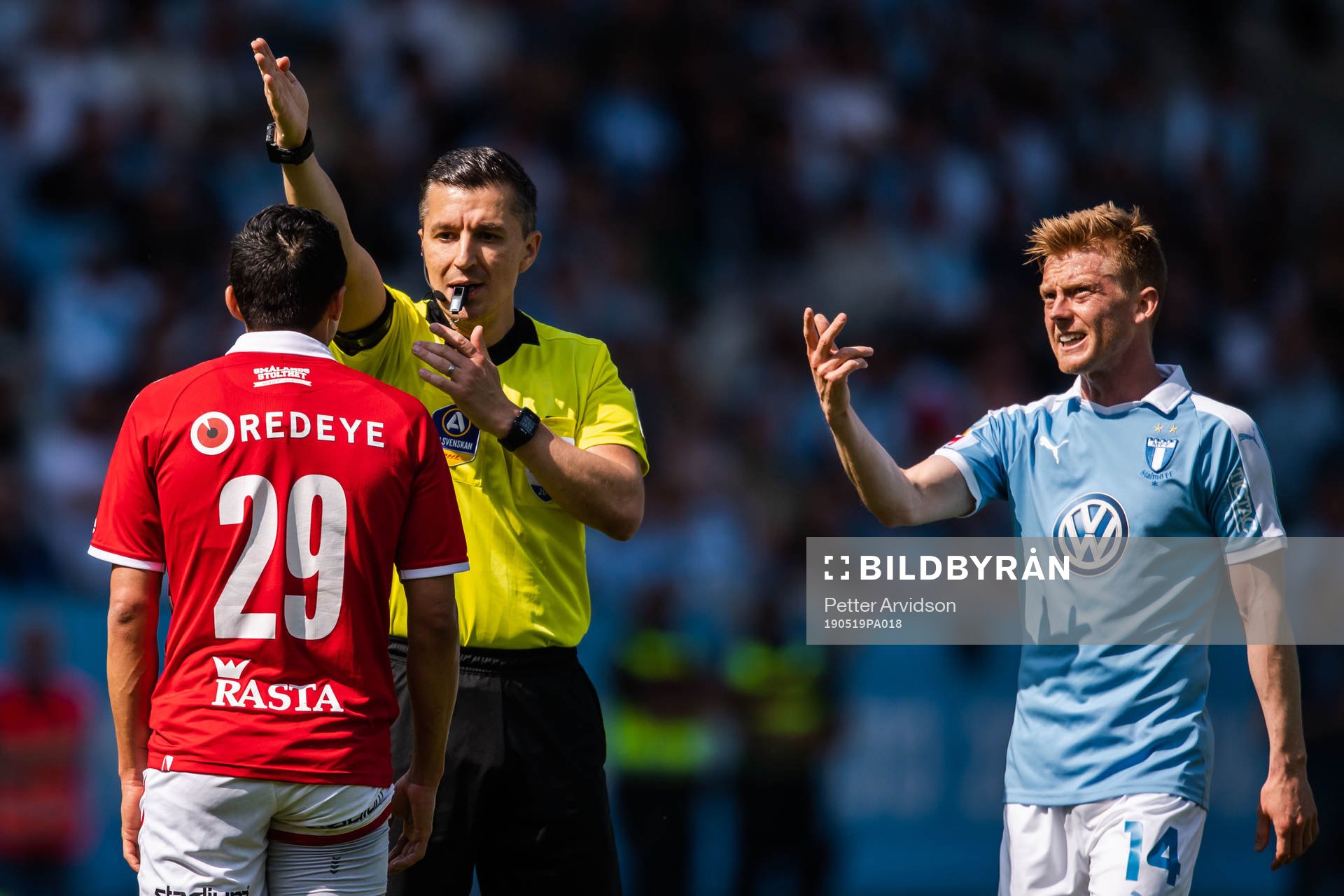 Domare Bojan Pandzic i diskussion med Kalmars Romário