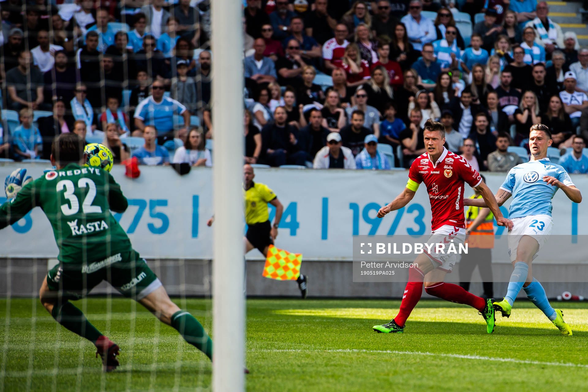 Malmö FFs Marcus Antonsson med en målchans mot Kalmars