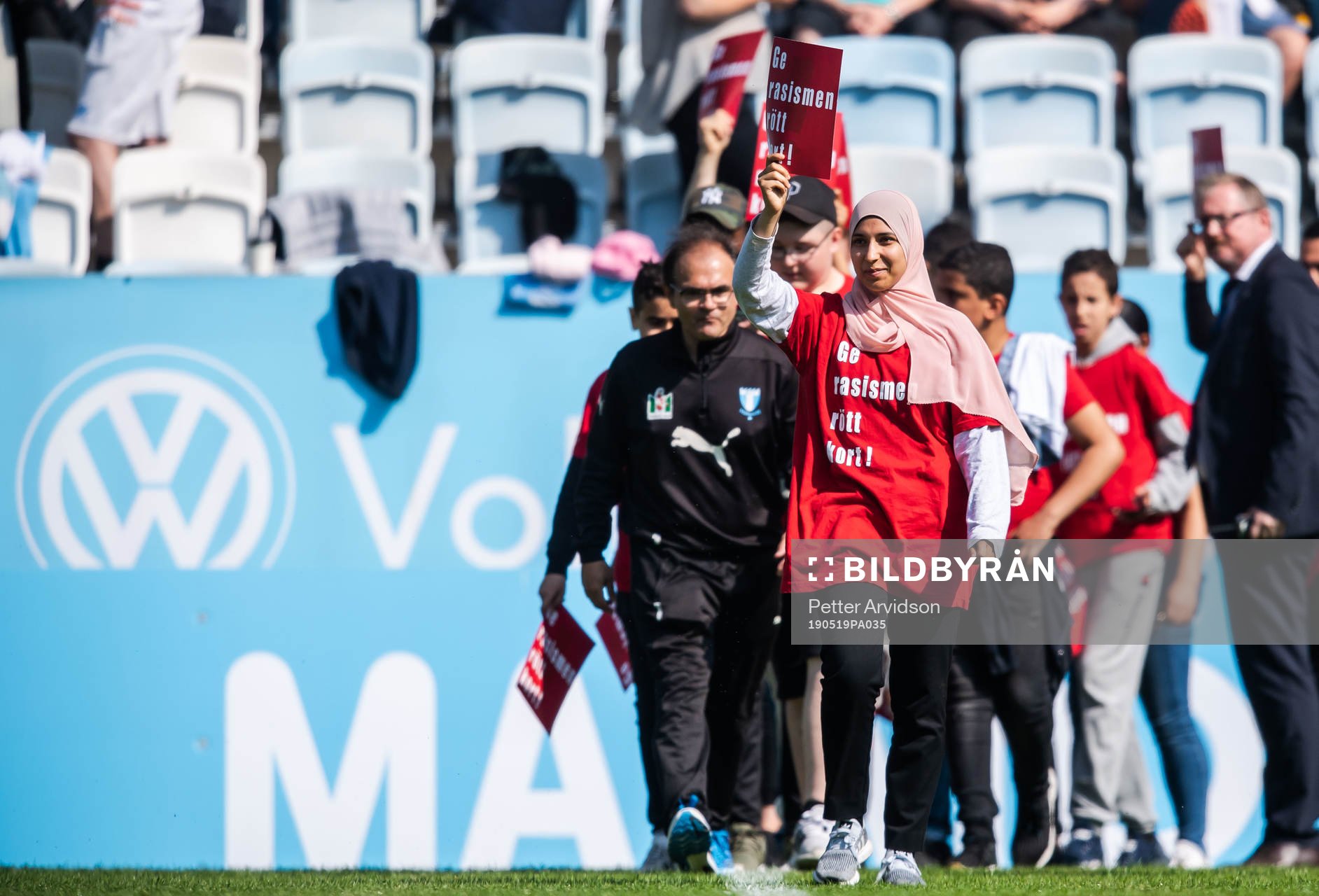 En manifestation mot rasism i halvtid under fotbollsmatchen i Allsvenskan mellan Malmö FF och Kalmar den 19 maj 2019 i Malmö.
