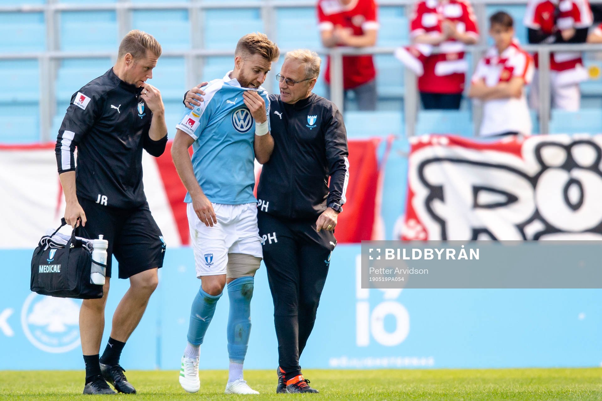 Malmö FFs Rasmus Bengtsson får hjälp av planen